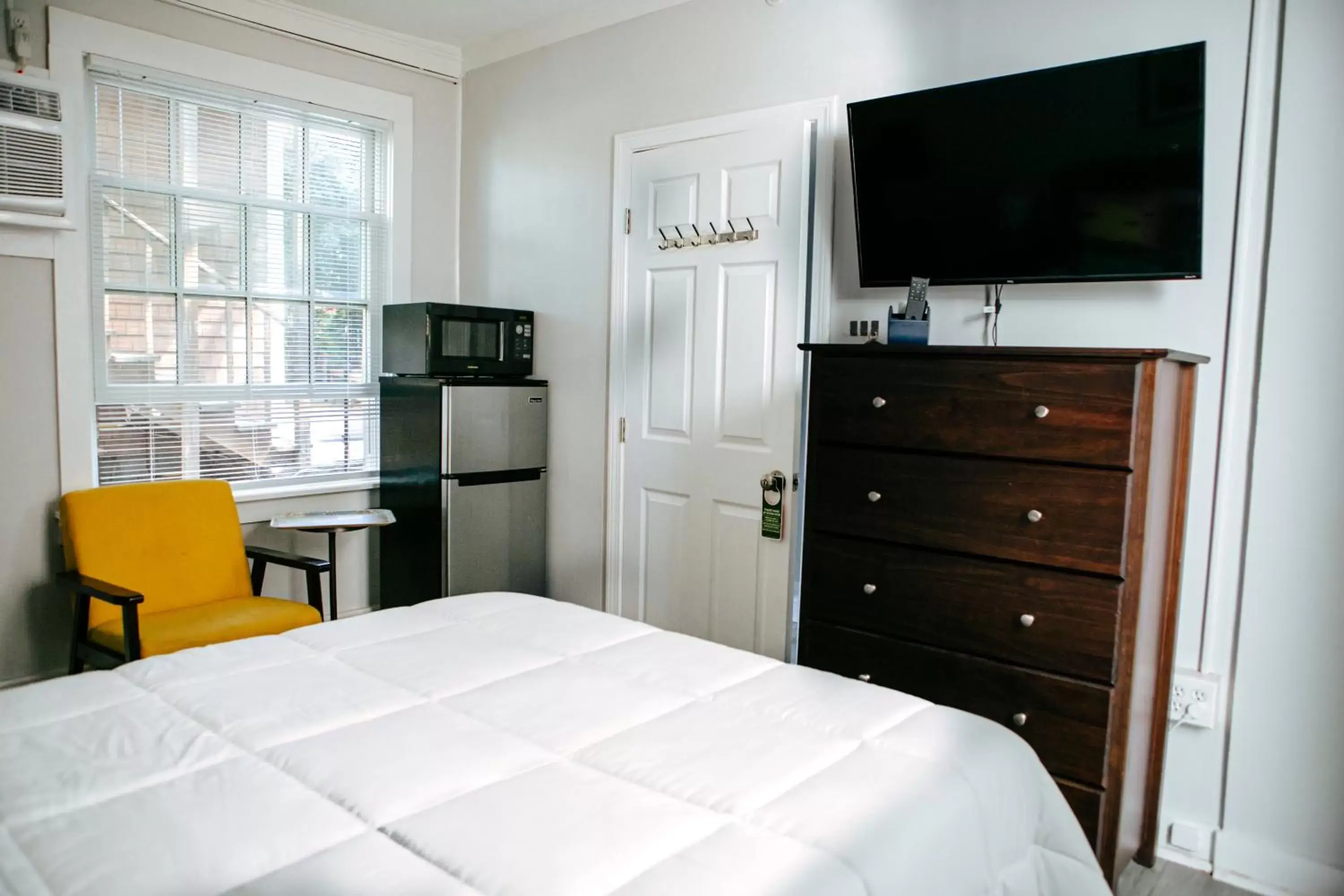 Communal lounge/ TV room, TV/Entertainment Center in The Provincetown Hotel at Gabriel's