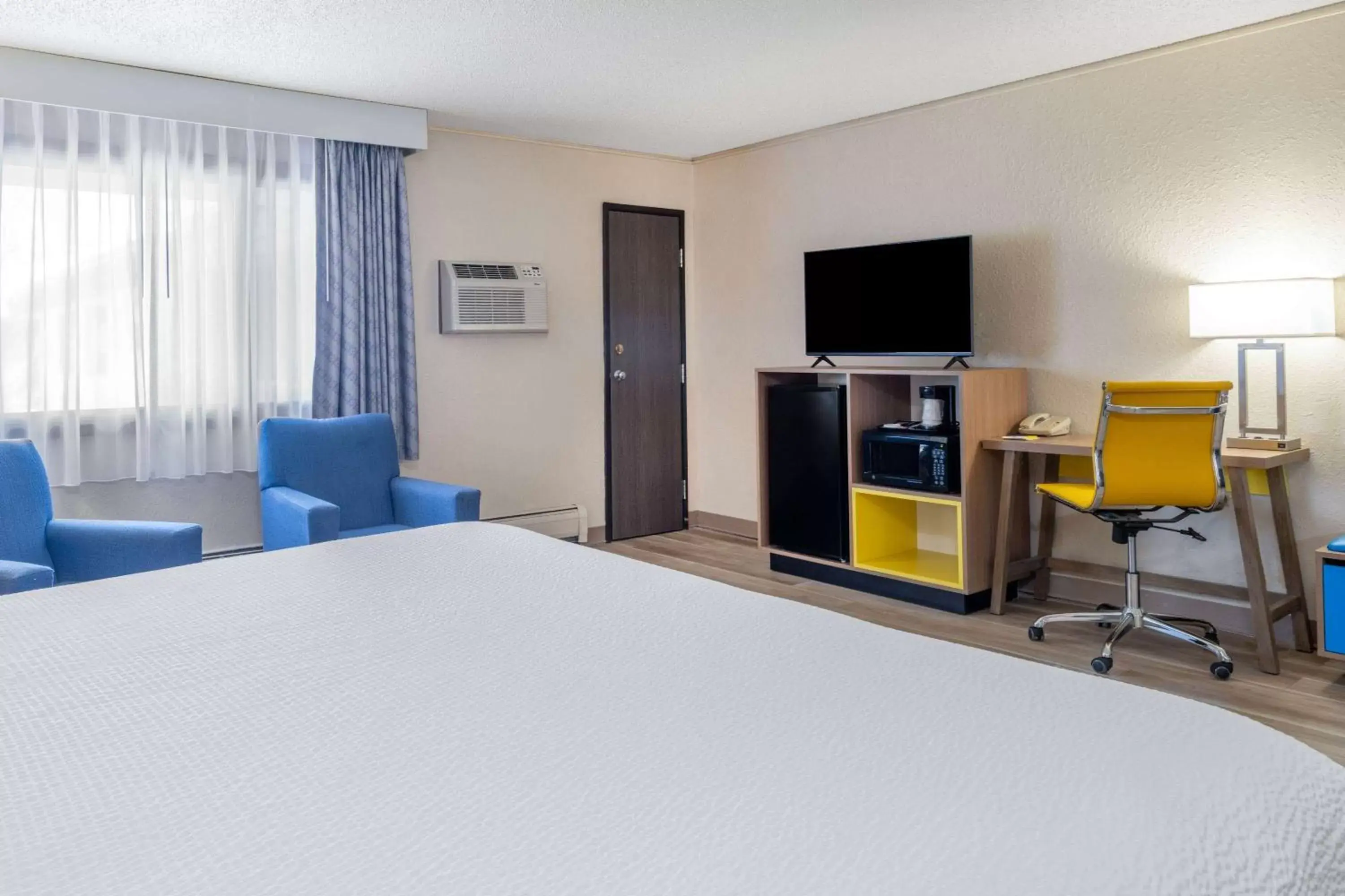 Photo of the whole room, Bed in Days Inn by Wyndham Sioux Falls Airport