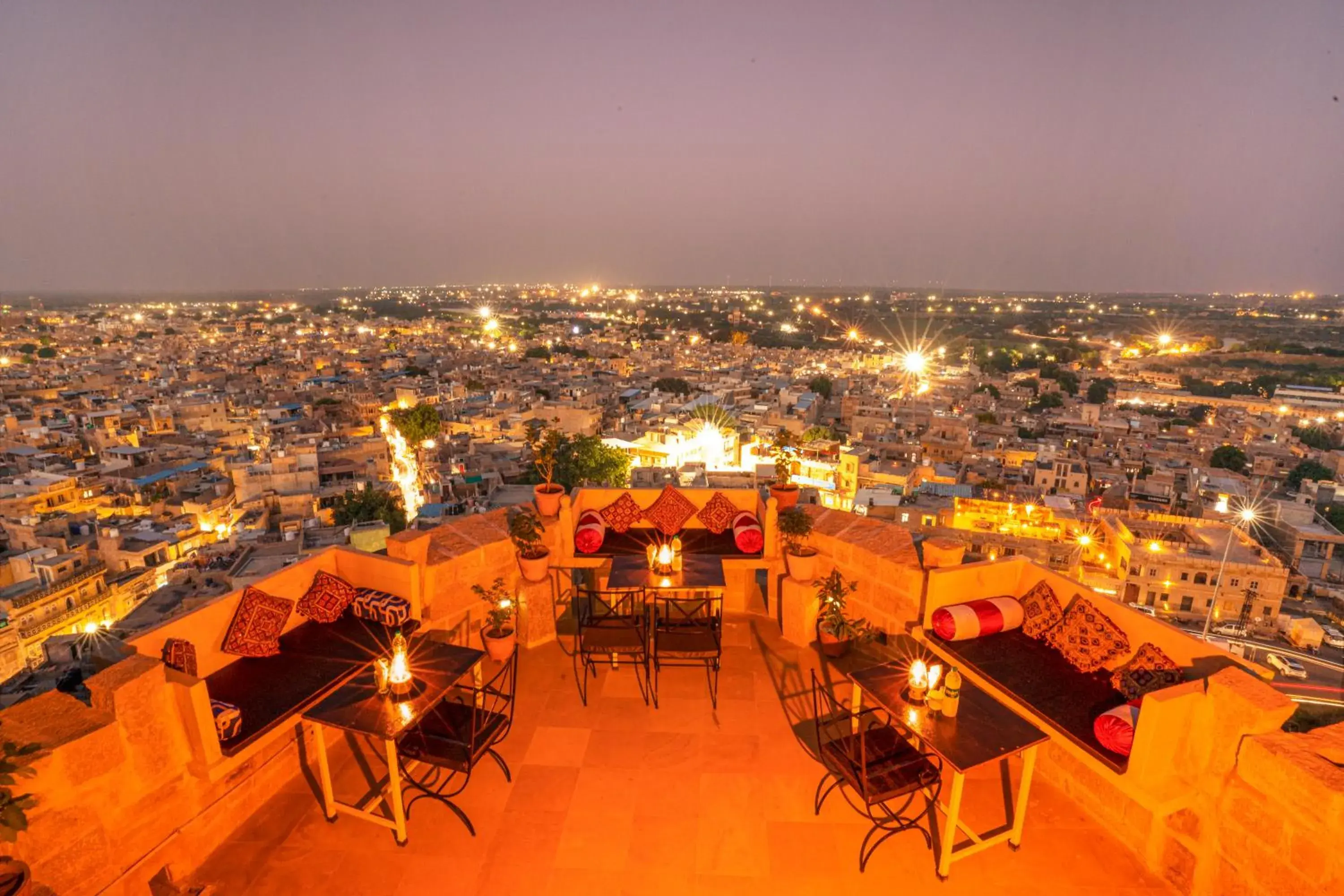 Restaurant/Places to Eat in Hotel Rajmandir