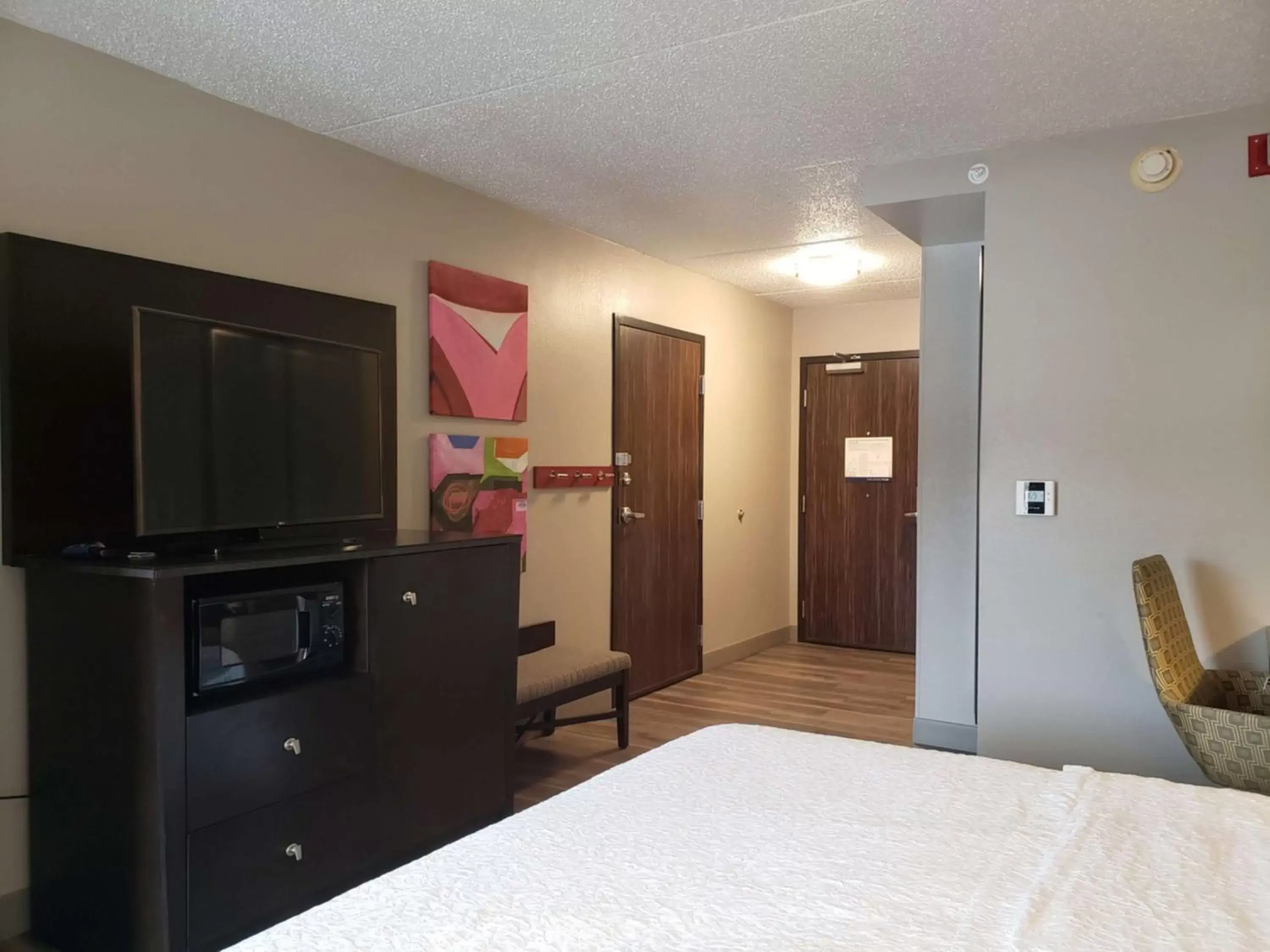 Bedroom, TV/Entertainment Center in Hampton Inn Johnstown