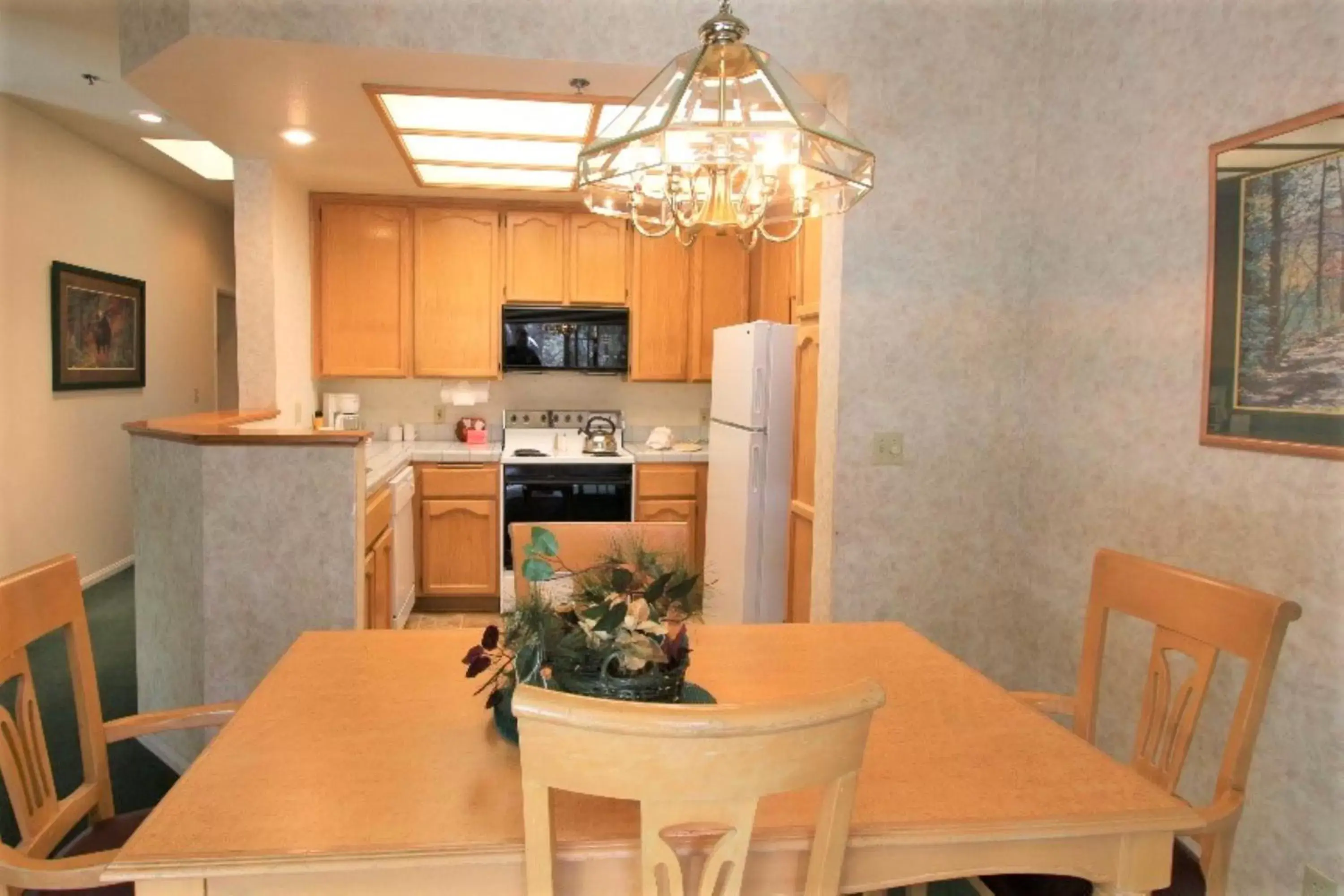 Kitchen or kitchenette, Dining Area in North Bay At Lake Arrowhead