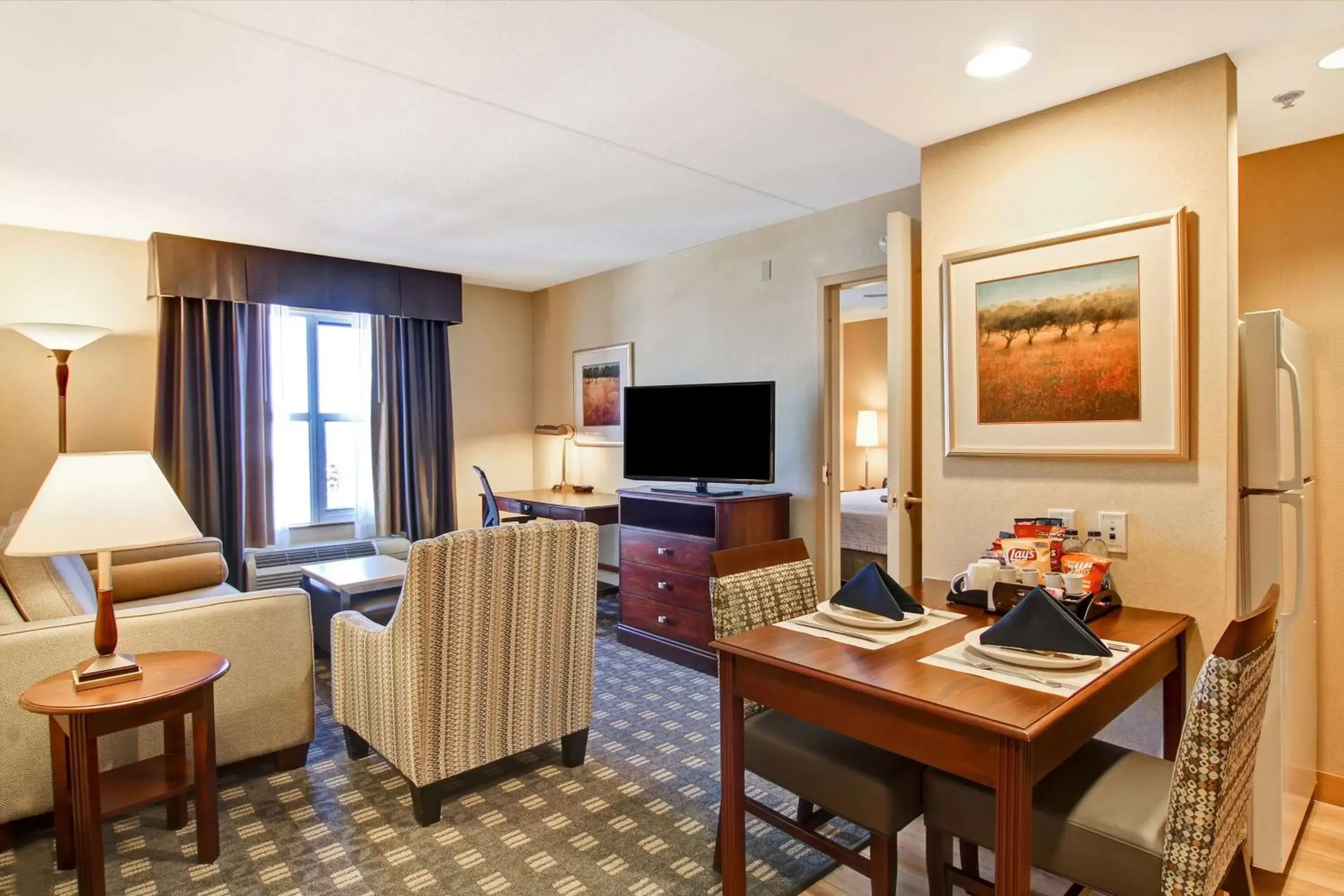 Living room, TV/Entertainment Center in Homewood Suites by Hilton Toronto-Mississauga