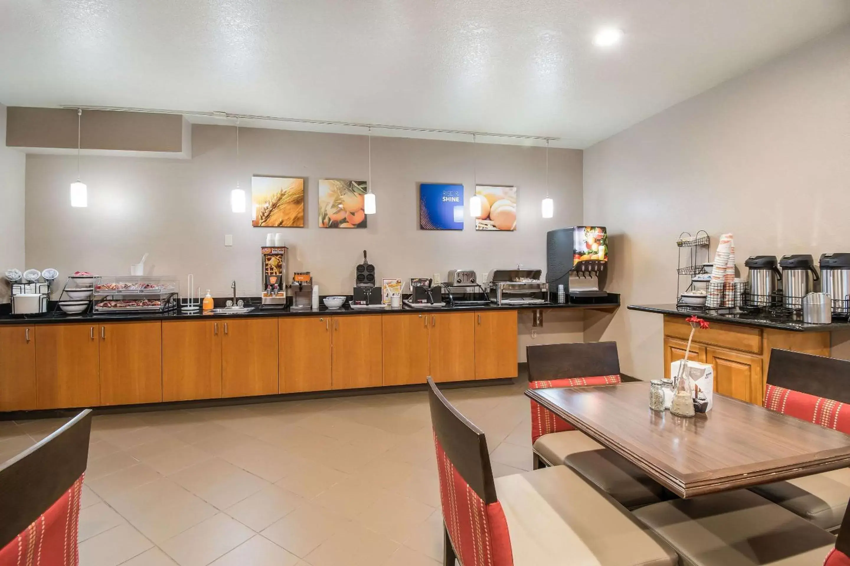 Restaurant/places to eat in Comfort Inn Newport Restaurant/places to eat in Comfort Inn Newport