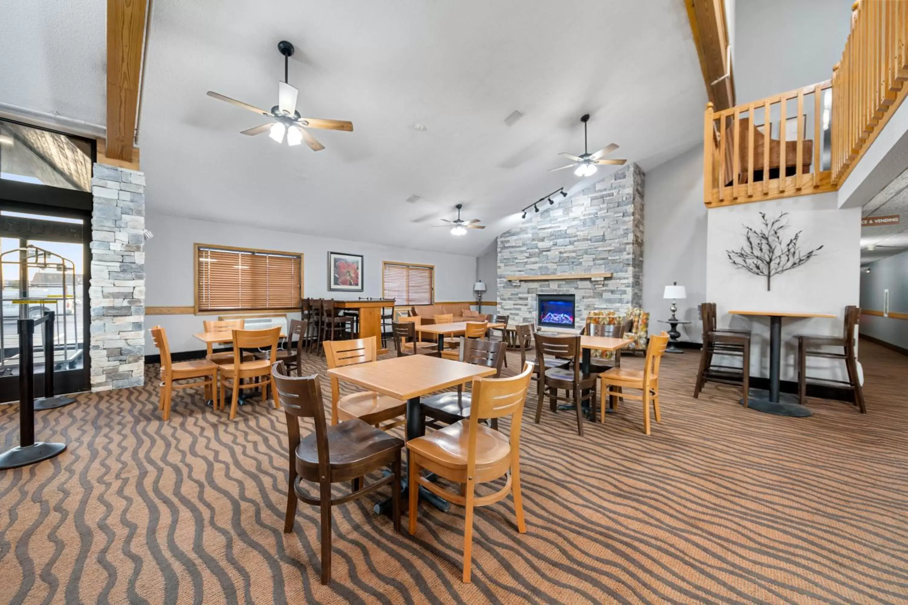 Lobby or reception, Restaurant/Places to Eat in AmericInn by Wyndham Ames