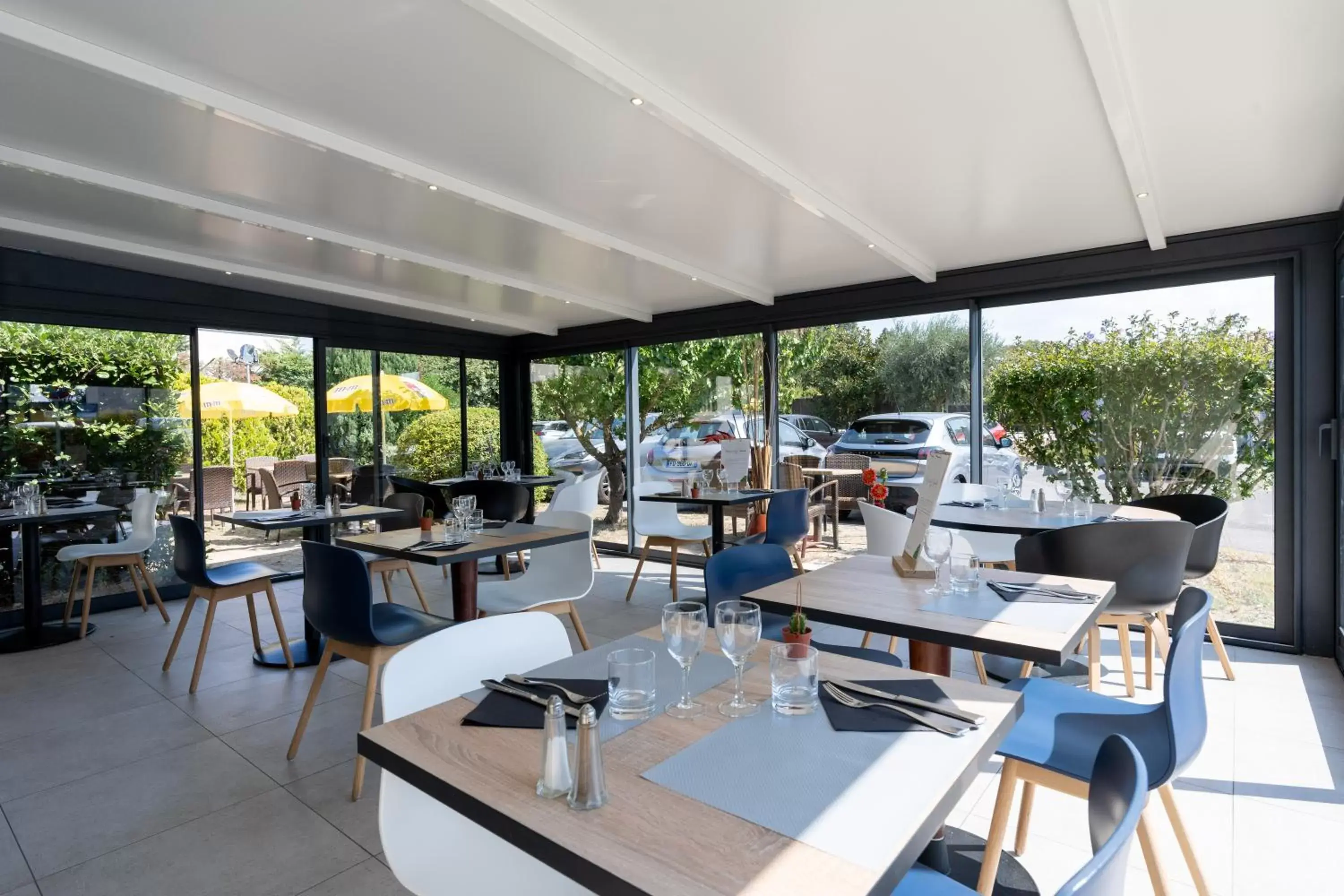 Patio, Restaurant/Places to Eat in Brit Hotel Avignon Sud Le Calendal