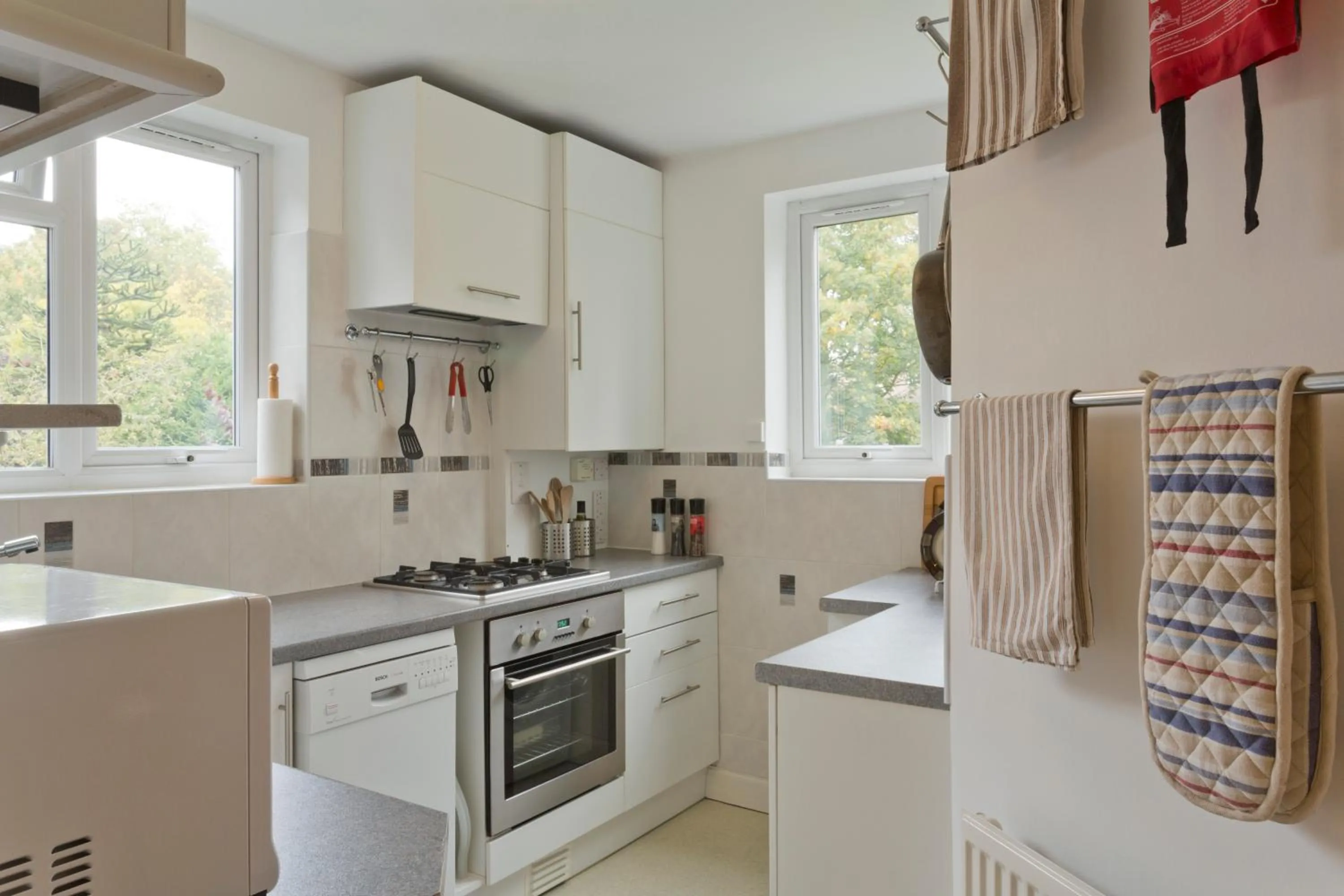 Kitchen or kitchenette in Poplar House Serviced Apartments
