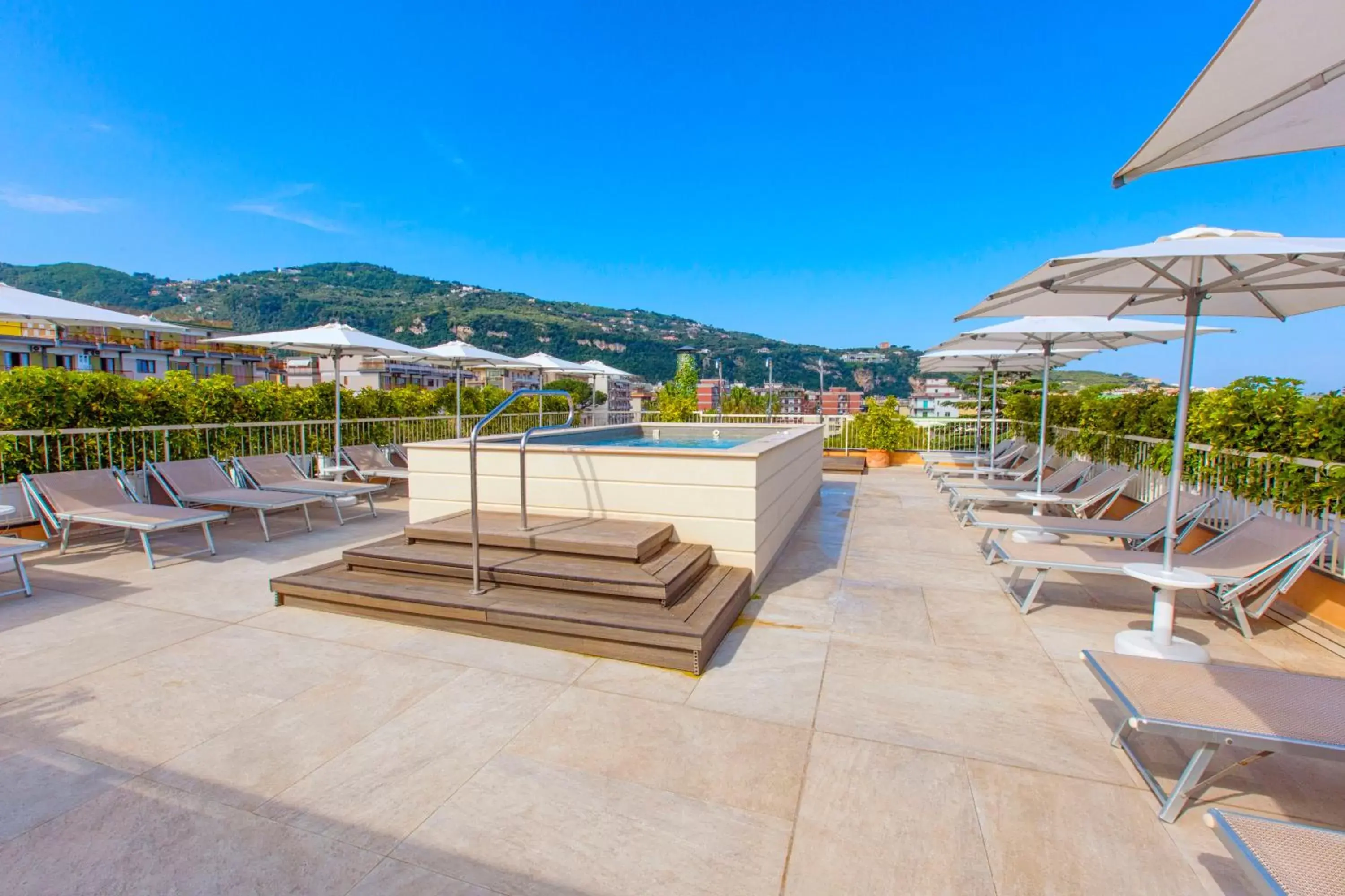 Solarium, Swimming Pool in Hotel Michelangelo