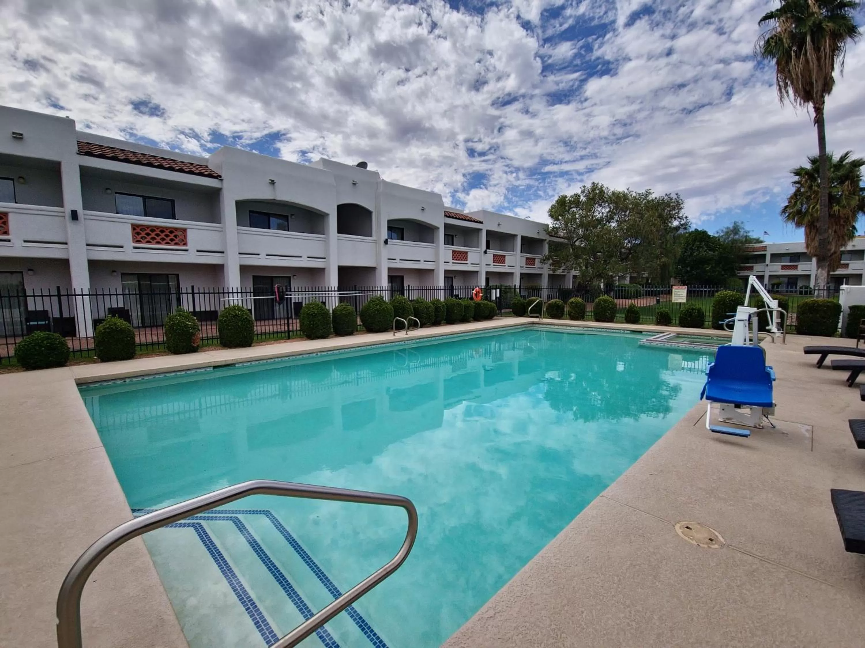 Property building in Los Viajeros Inn