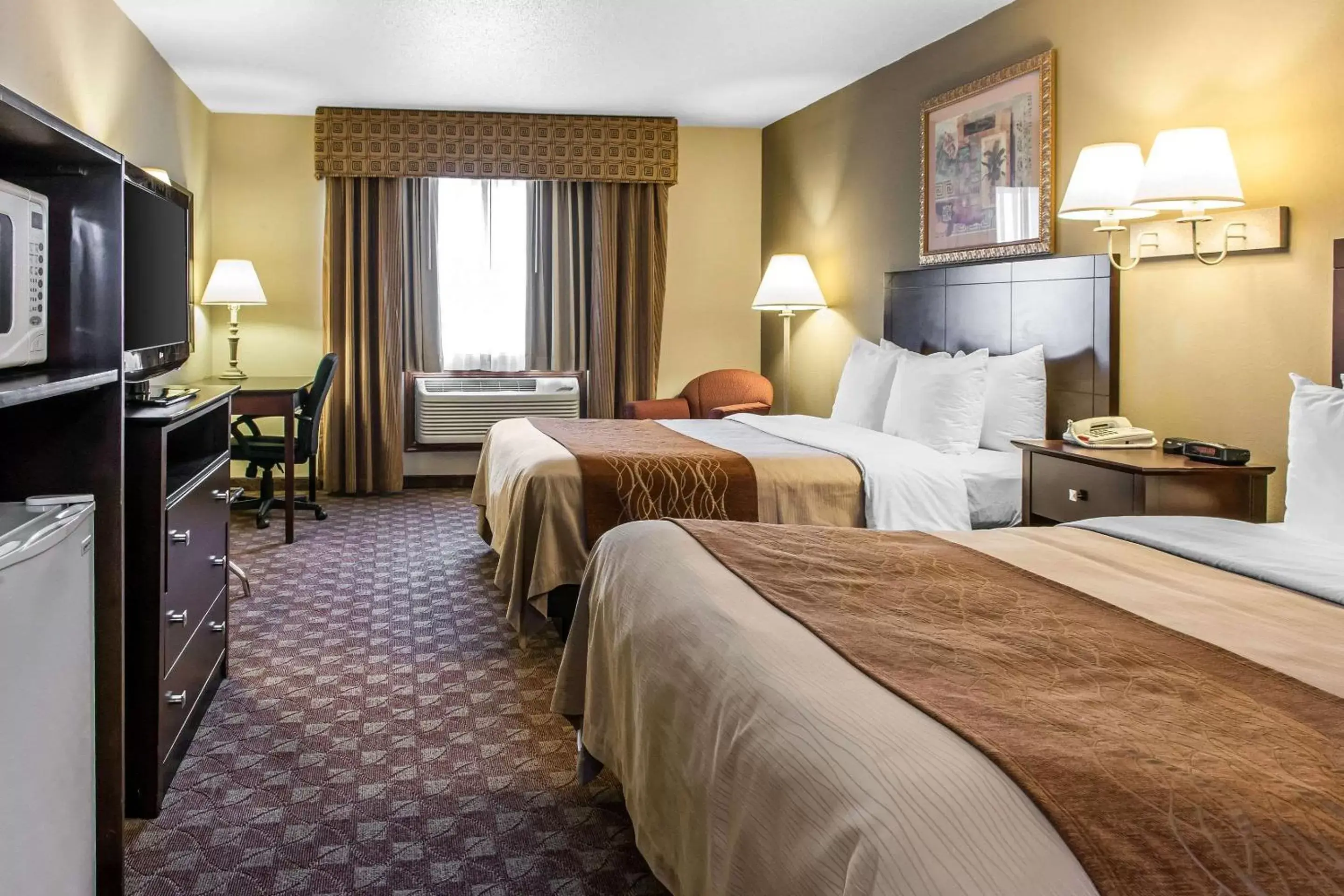 Photo of the whole room, Bed in Quality Inn Defiance Photo of the whole room, Bed in Quality Inn Defiance