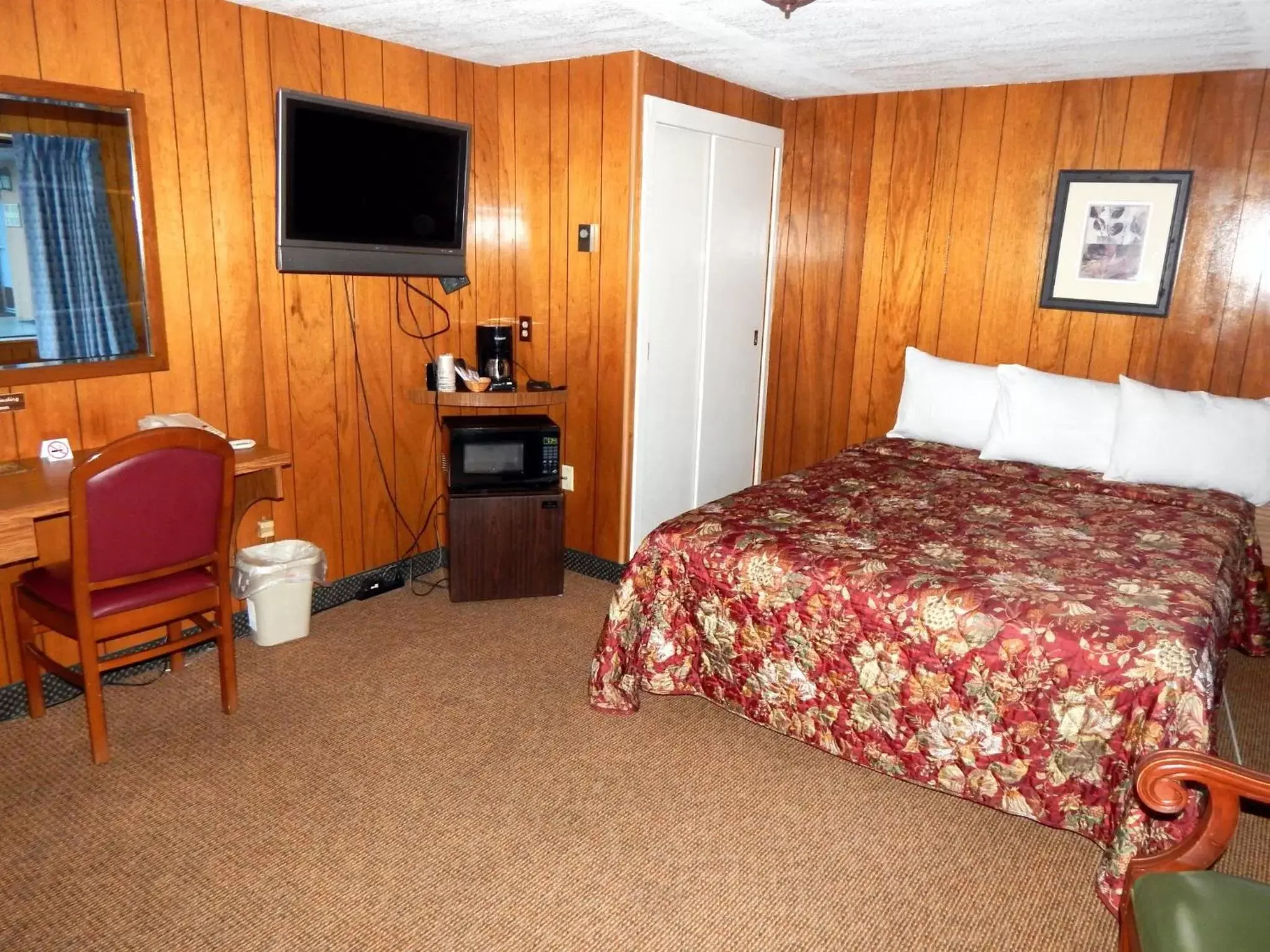 Photo of the whole room, Bed in Motel Nicholas