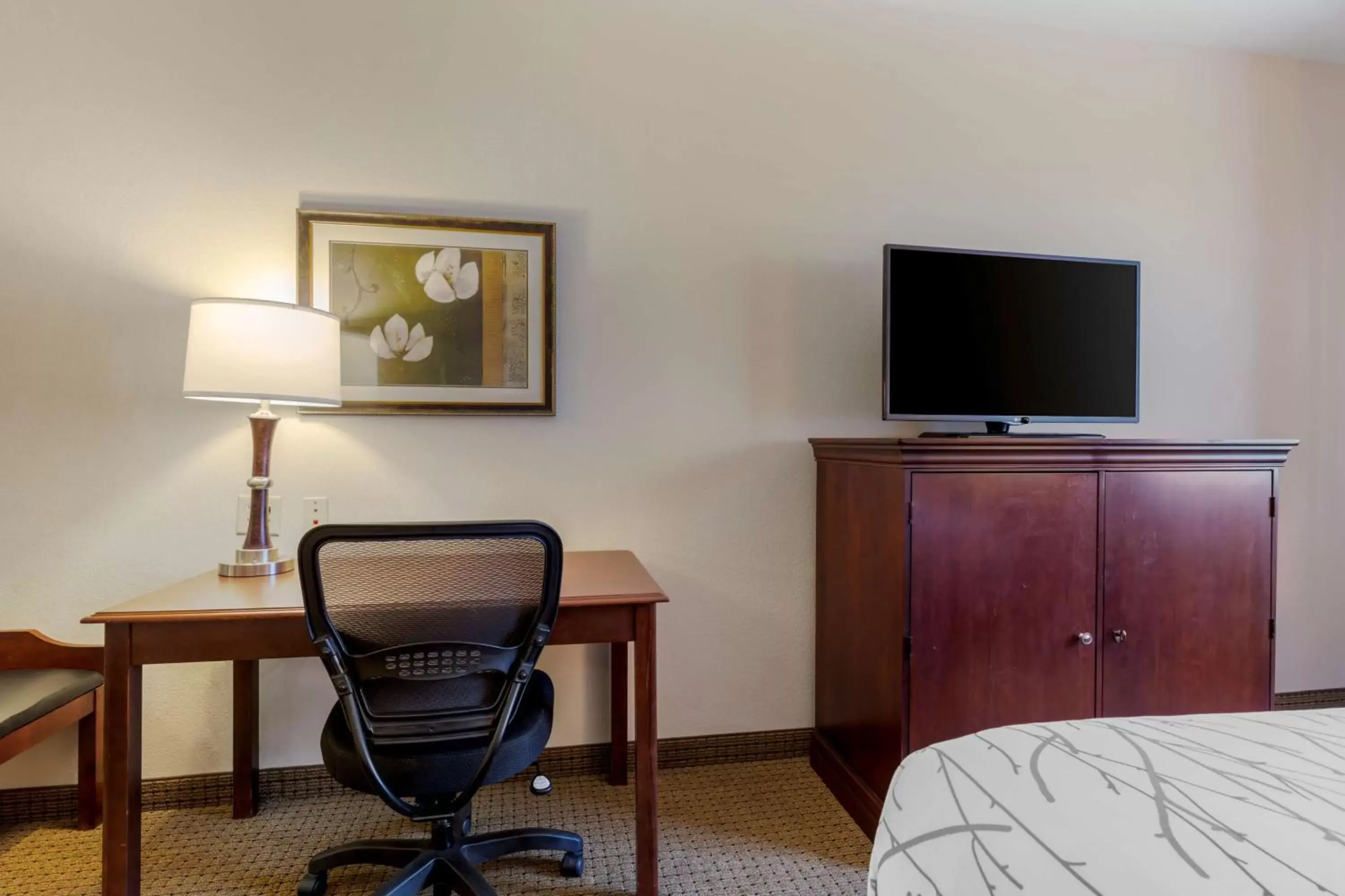 Bedroom, TV/Entertainment Center in Best Western Plus Sweetwater Inn & Suites