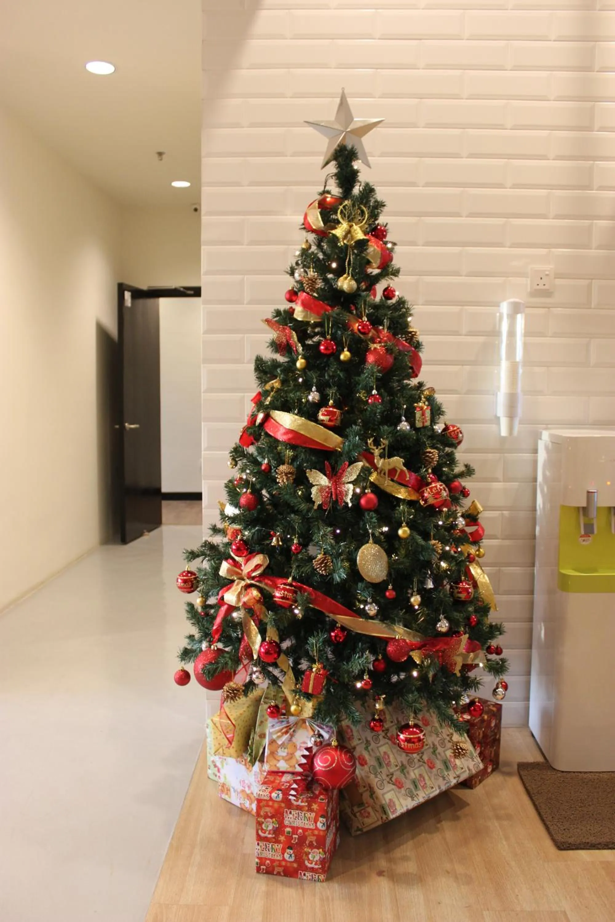 Communal lounge/ TV room in BIG M Hotel