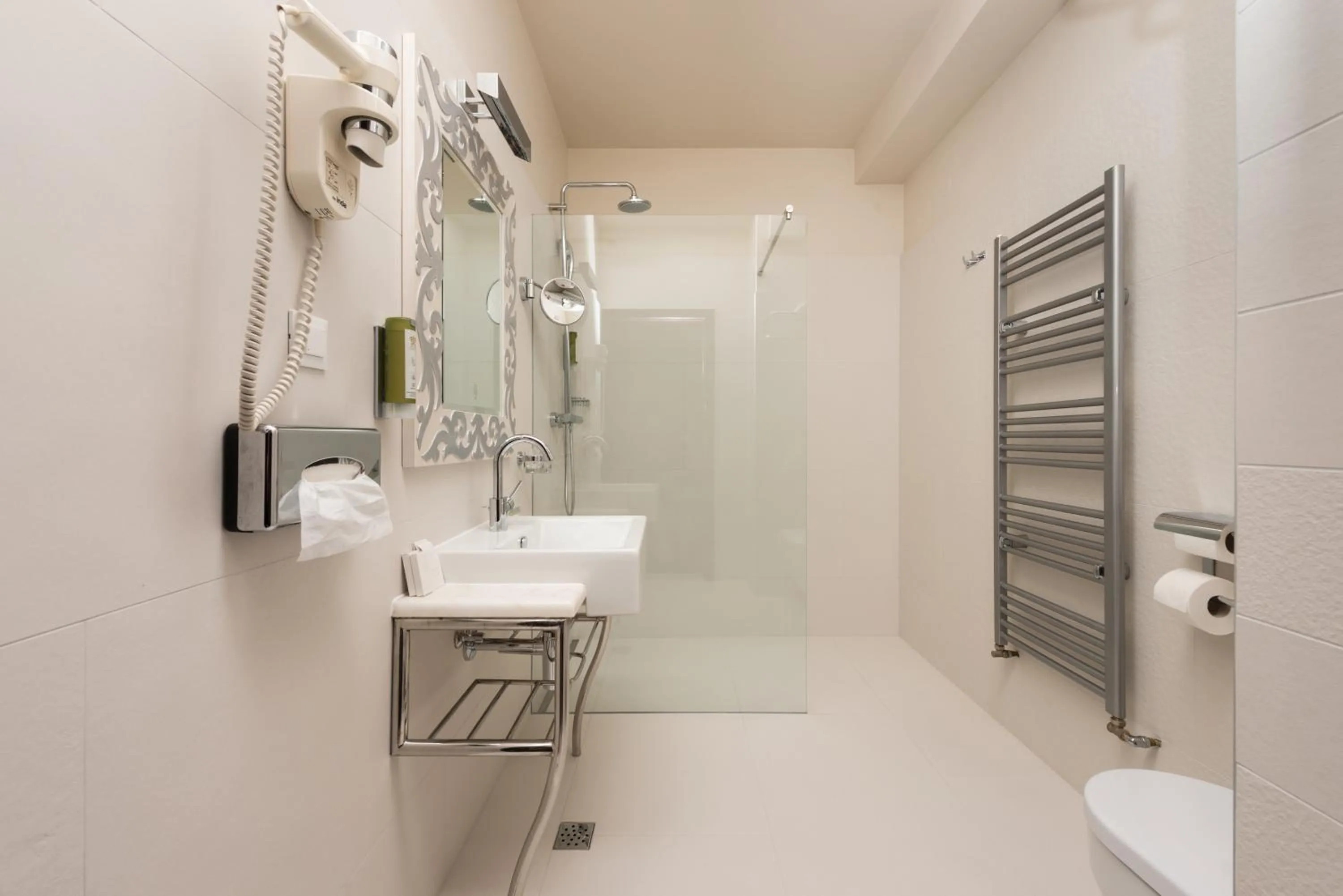 Shower in Bastion Heritage Hotel