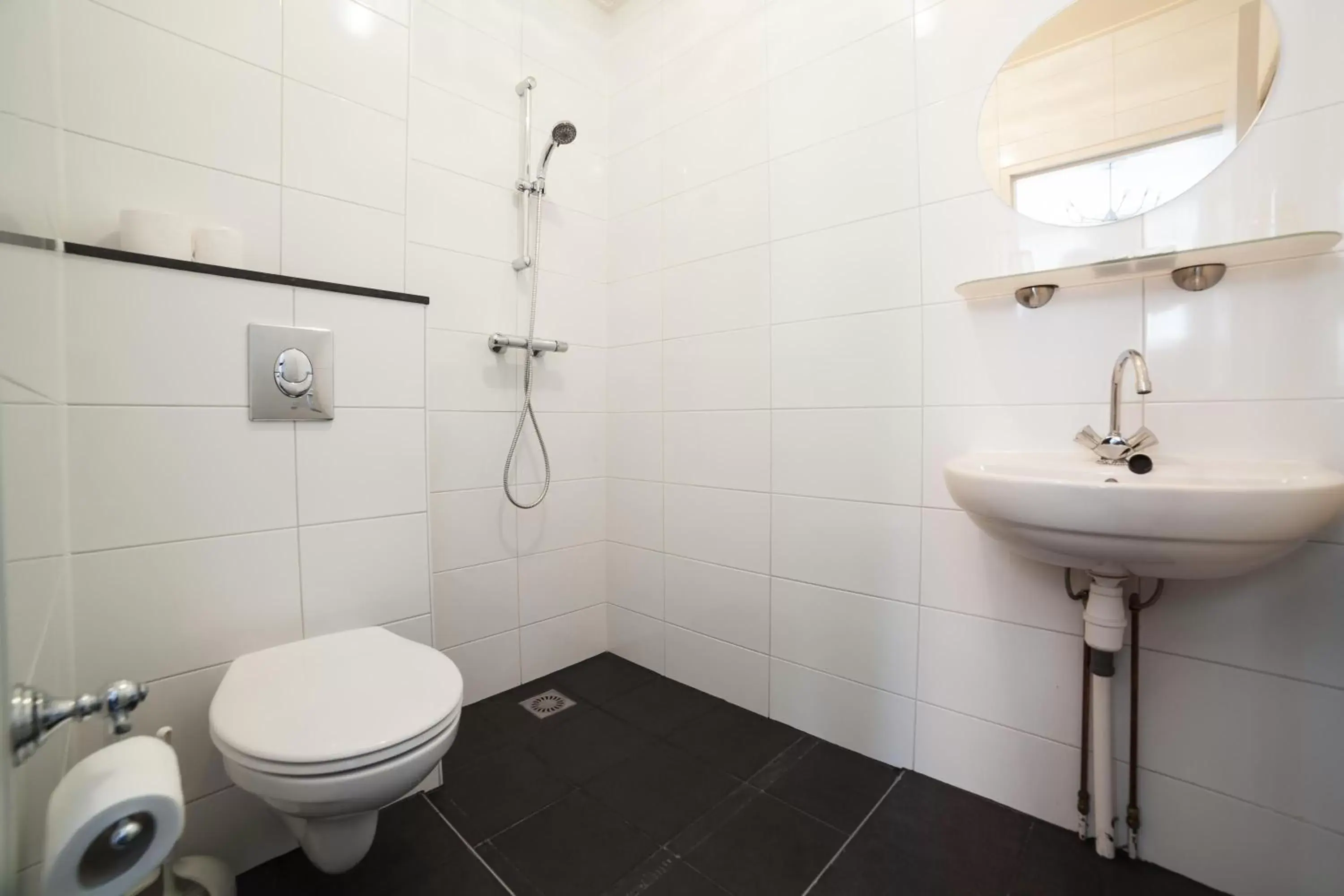 Shower, Bathroom in Hotel Stad en Land