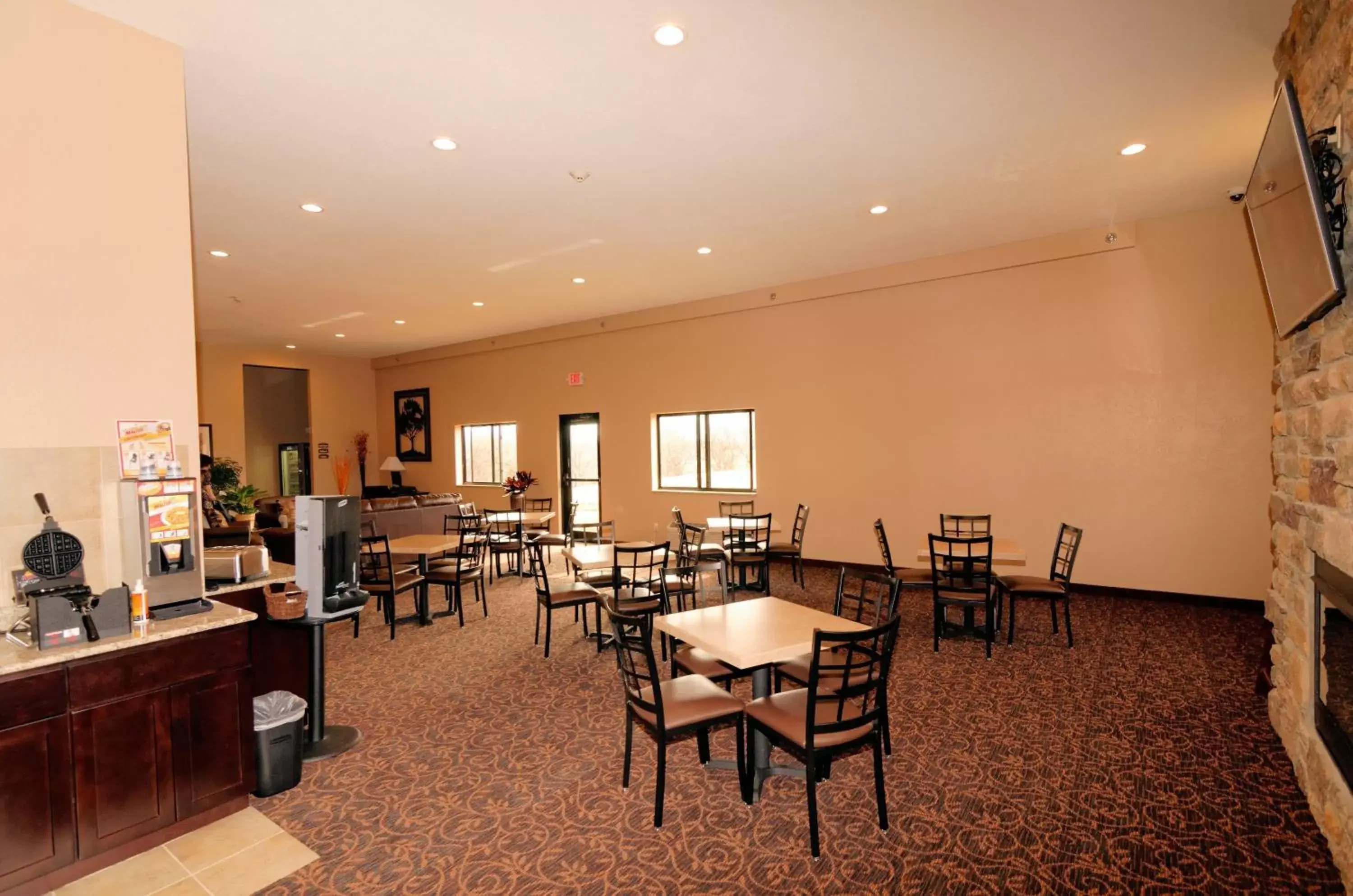 Buffet breakfast, Restaurant/Places to Eat in Cobblestone Inn & Suites - Denison | Oak Ridge