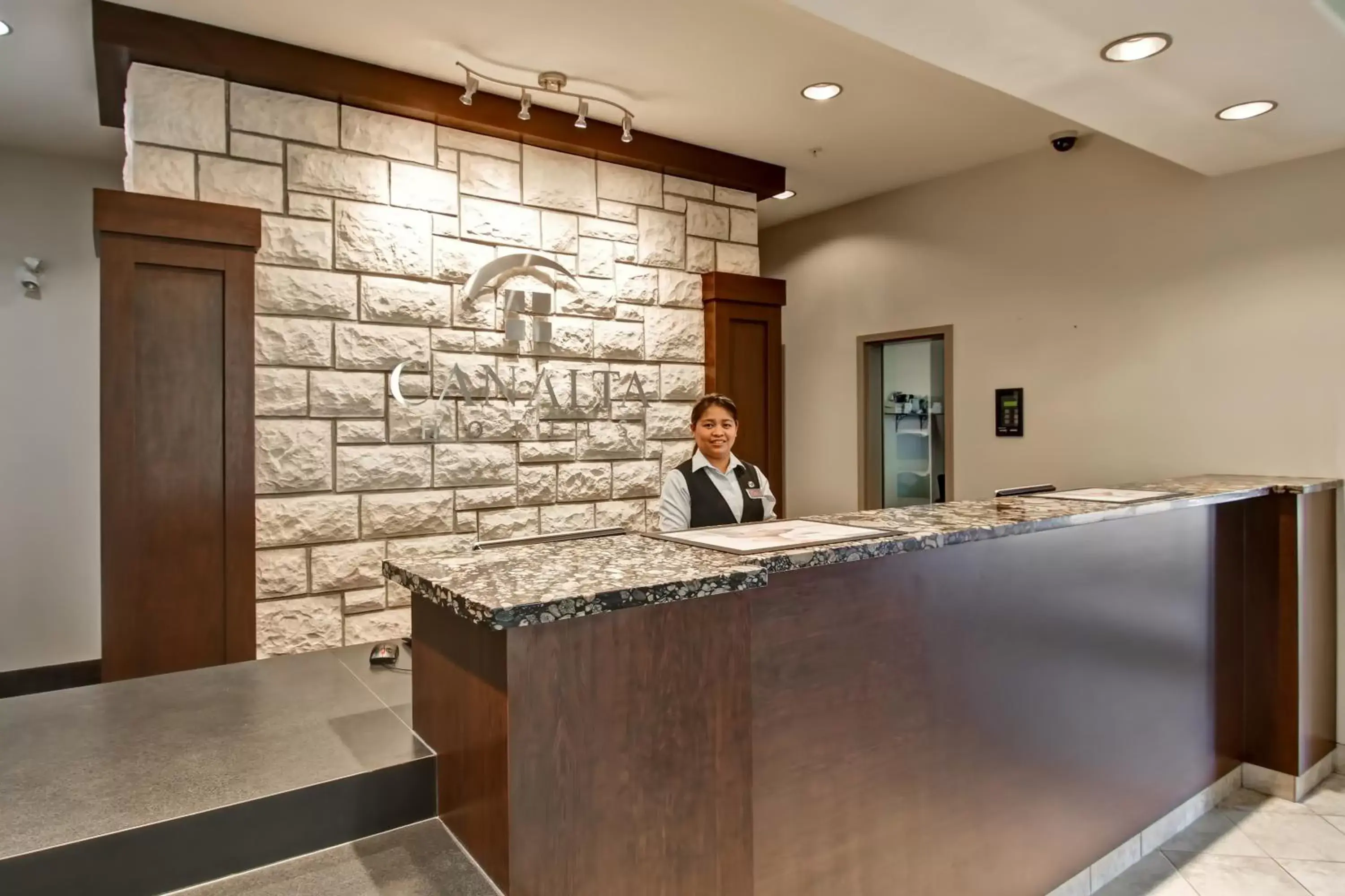 Lobby/Reception in Canalta Hotel Moosomin