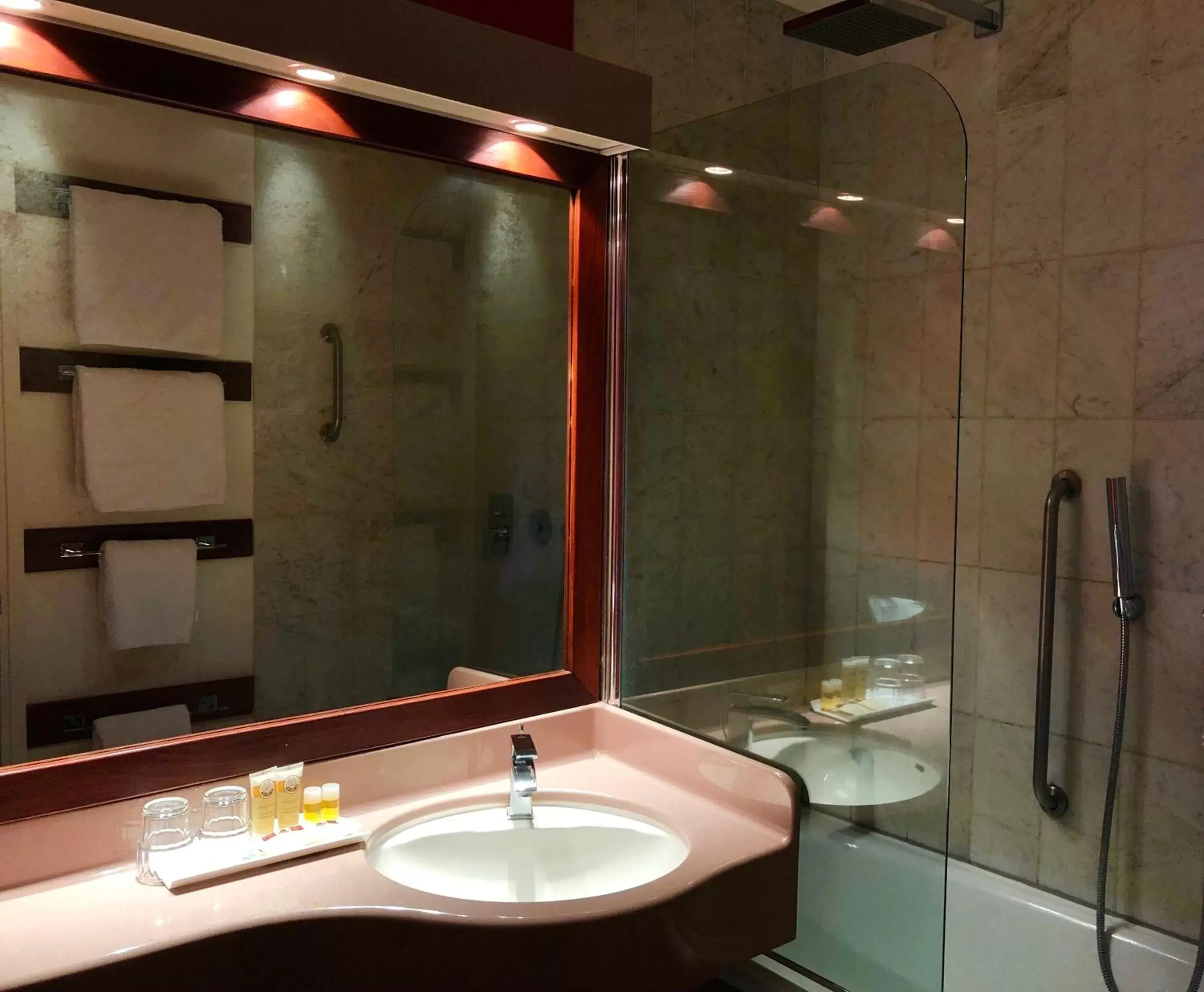 Bathroom in Hotel Jardin Savana Dakar