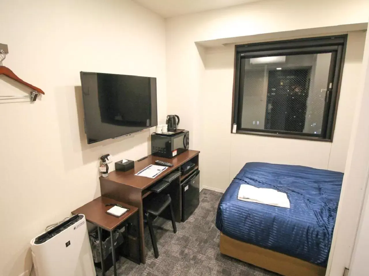 Bed, TV/Entertainment Center in HOTEL LiVEMAX Nagoya Kanayama