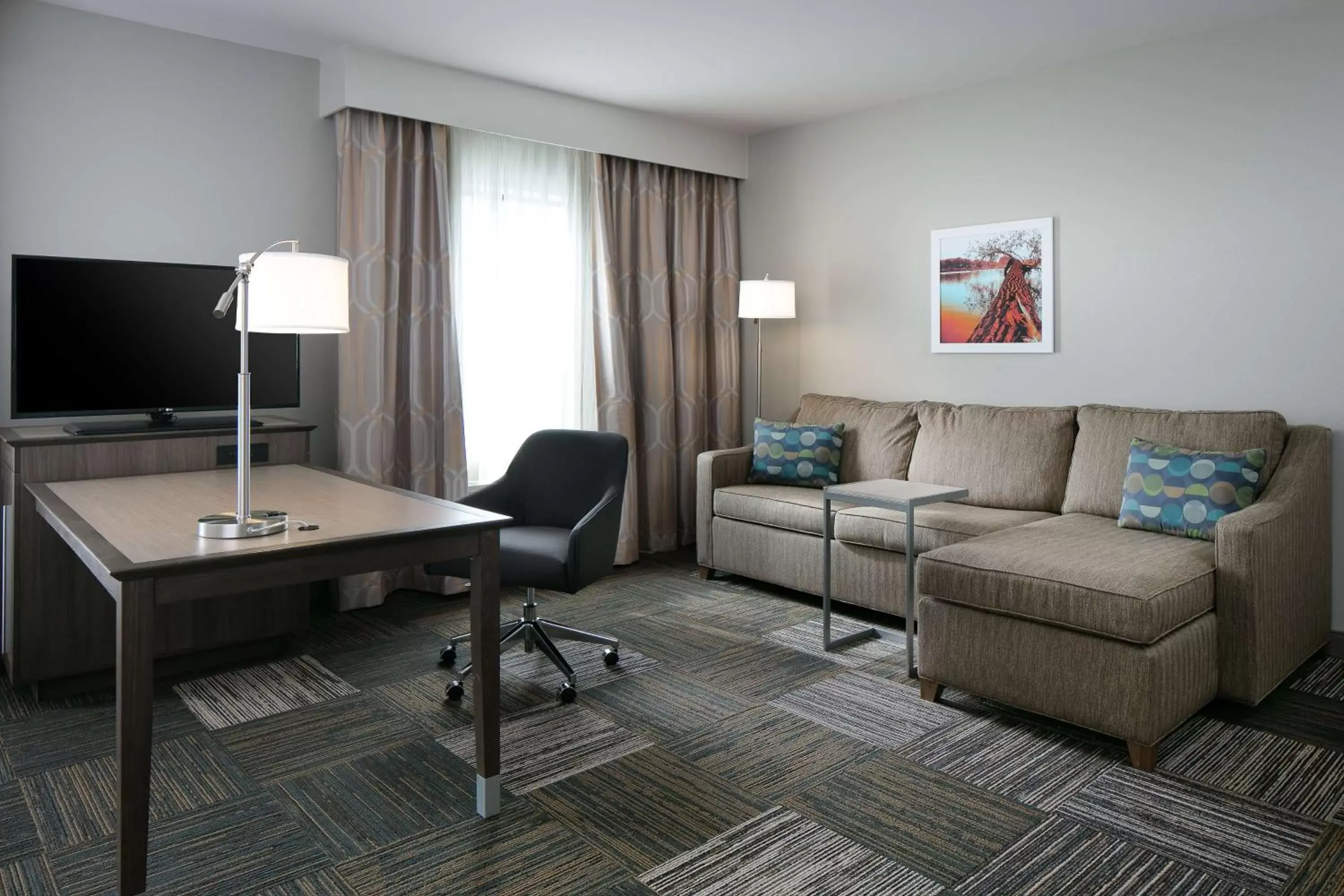 Bed, Seating Area in Hampton Inn & Suites Mason City, IA