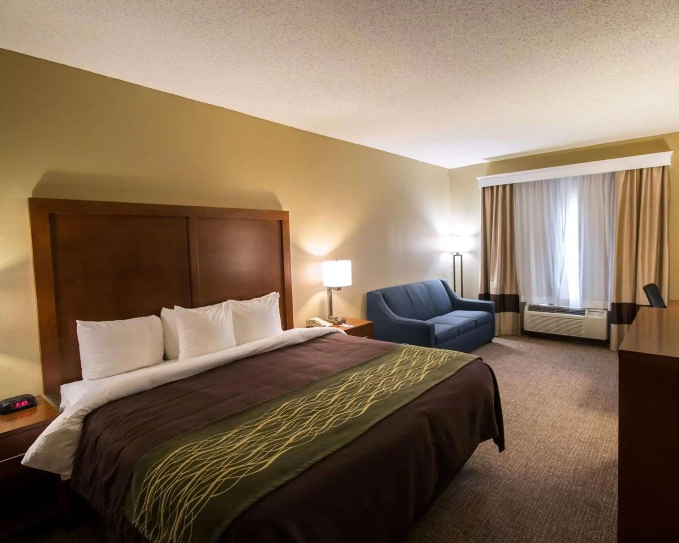 Photo of the whole room, Bed in Comfort Inn Red Oak