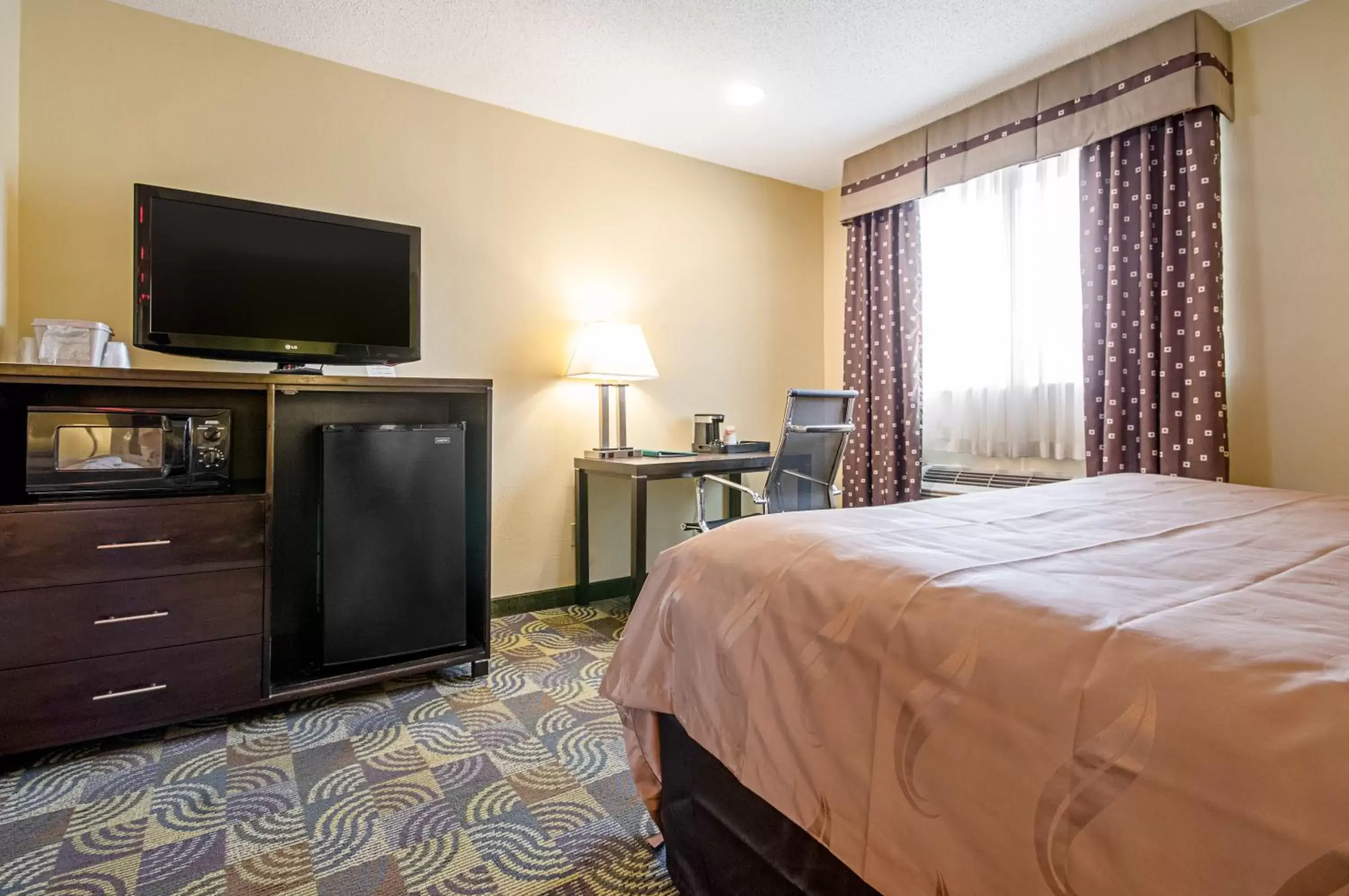 Bed in Quality Inn & Suites Glenmont - Albany South