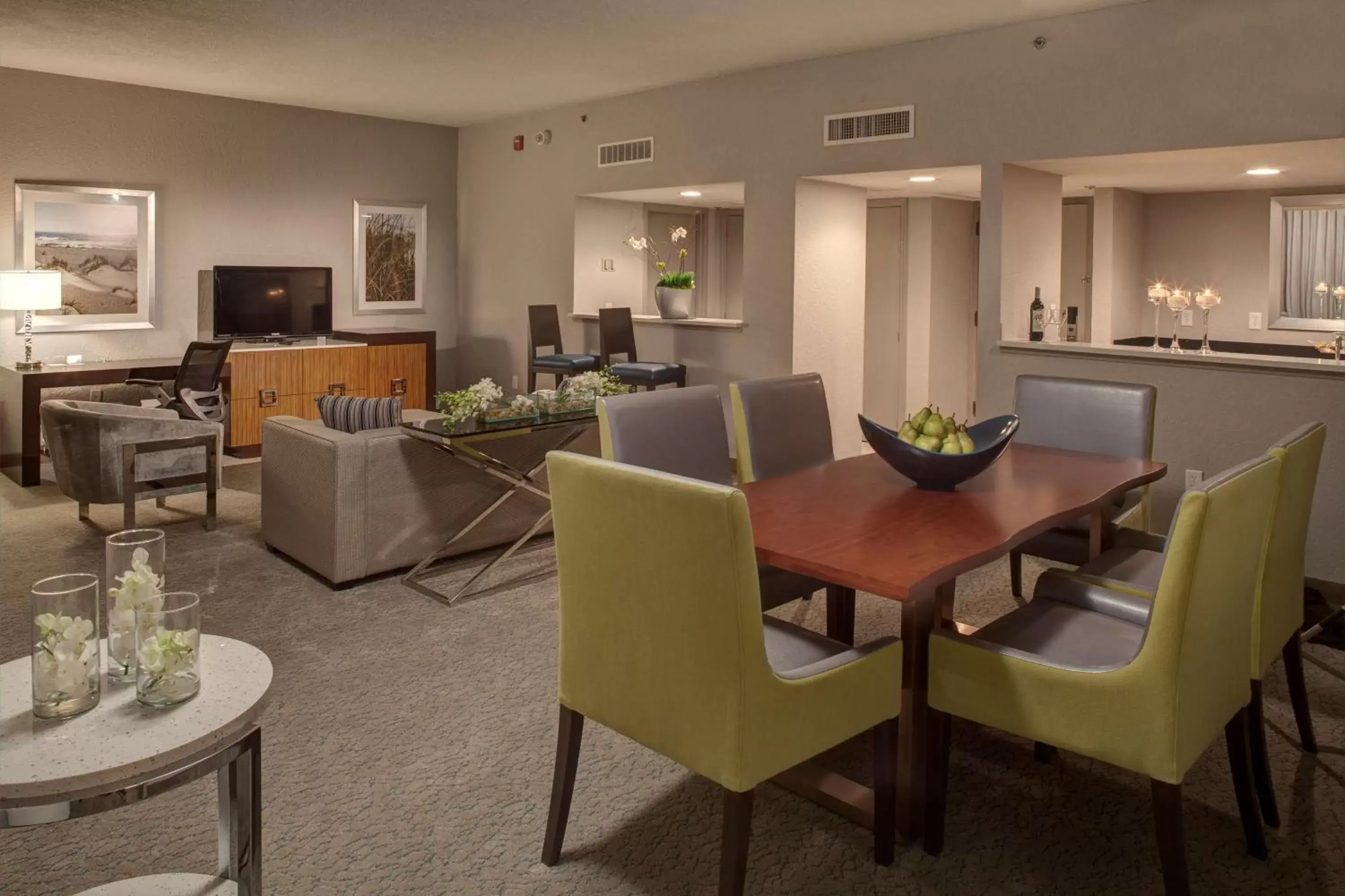 Living room, Restaurant/Places to Eat in DoubleTree by Hilton Hotel Jacksonville Airport