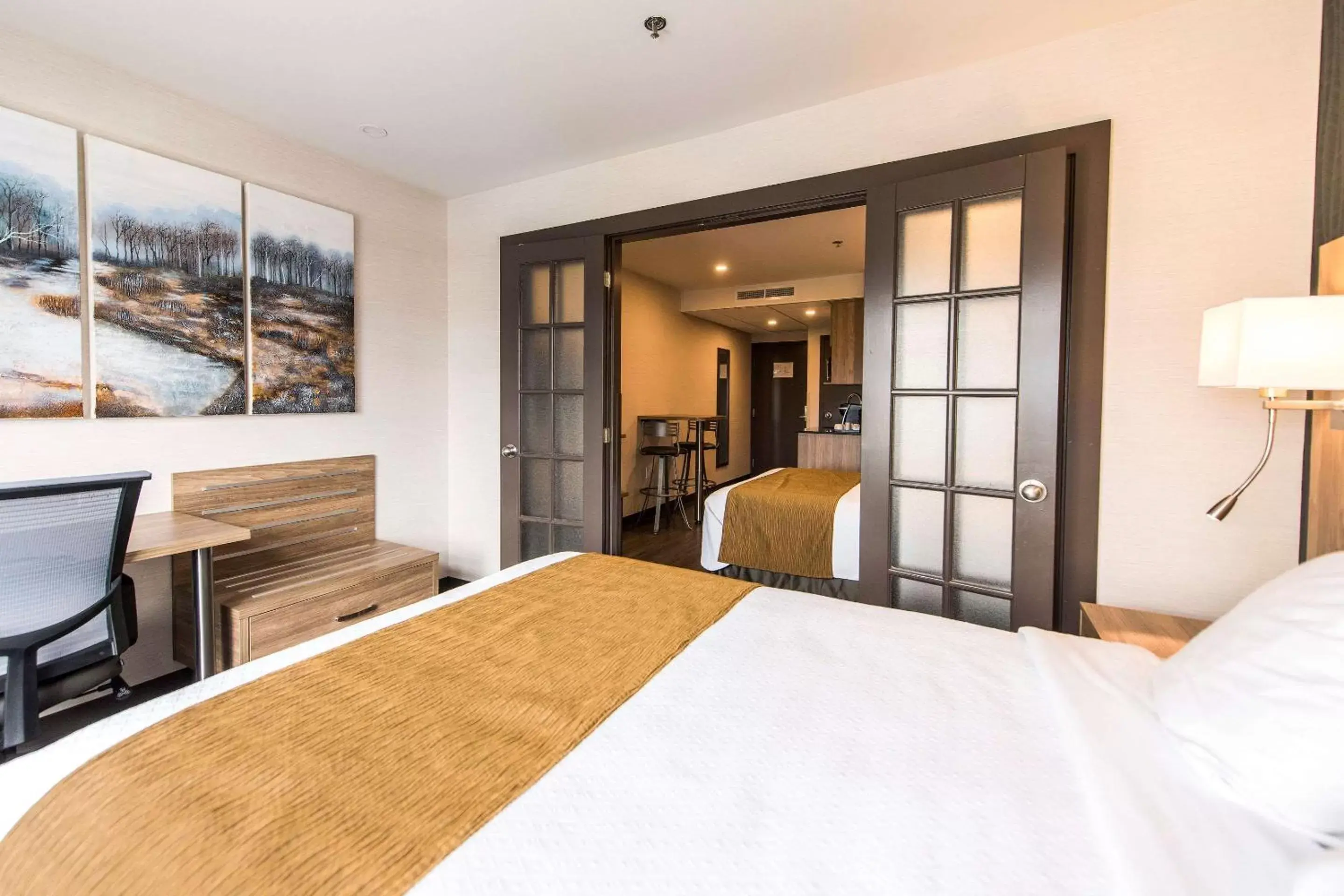 Bedroom, Bed in Hôtel Quality Suites Drummondville