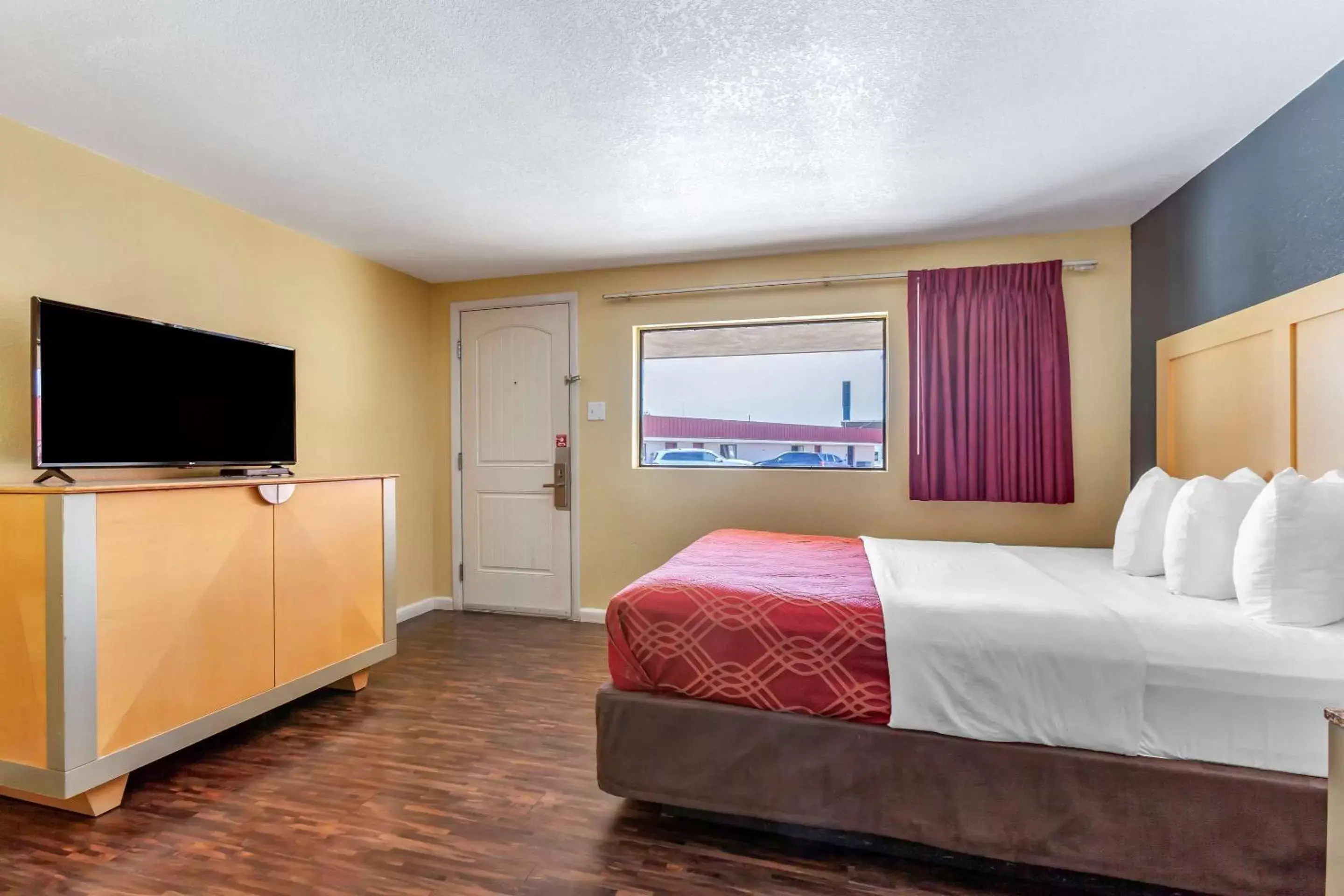 Photo of the whole room, TV/Entertainment Center in Econo Lodge Clovis