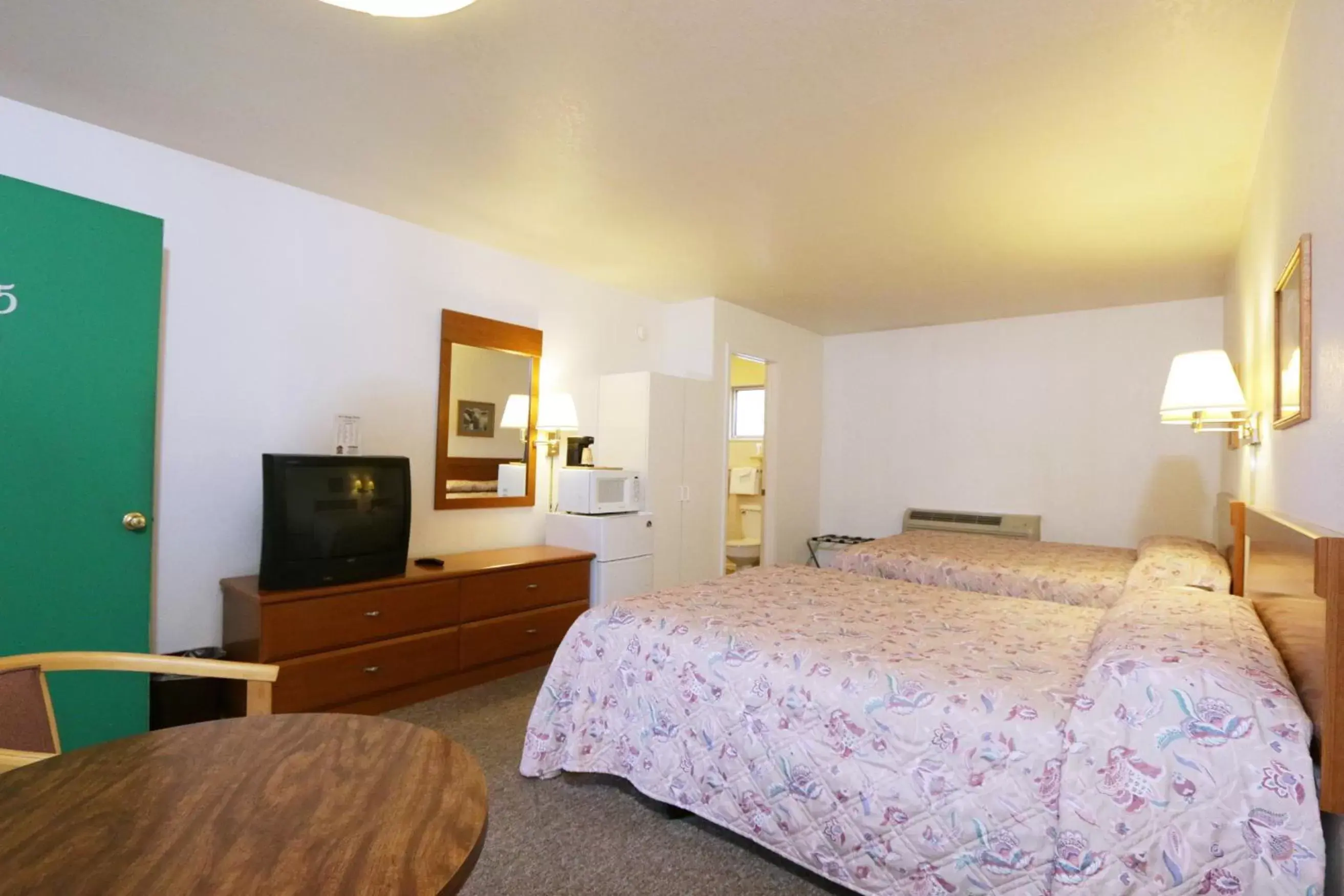 Photo of the whole room, Bed in Town House Motel