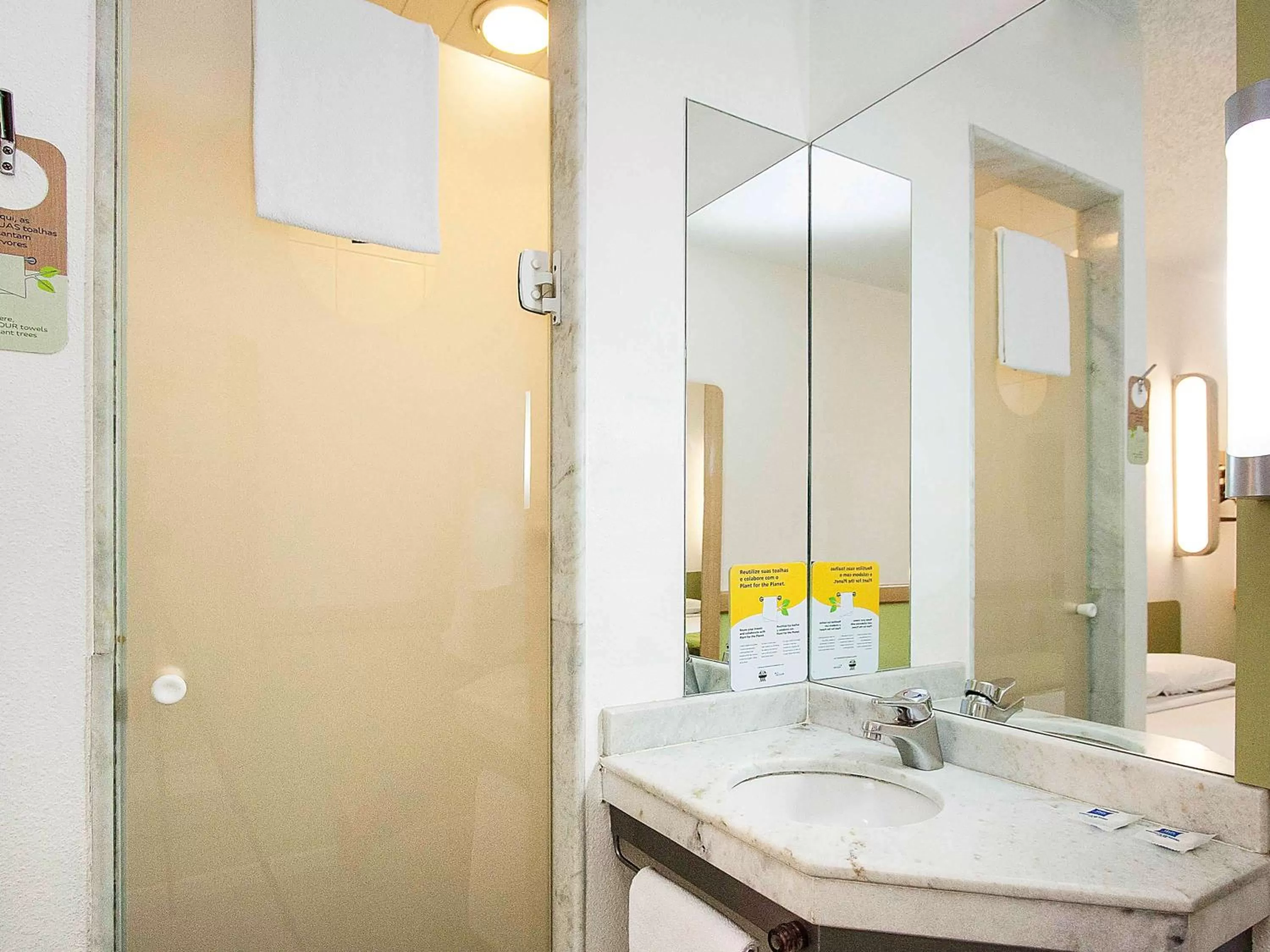 Bathroom in ibis budget Piracicaba