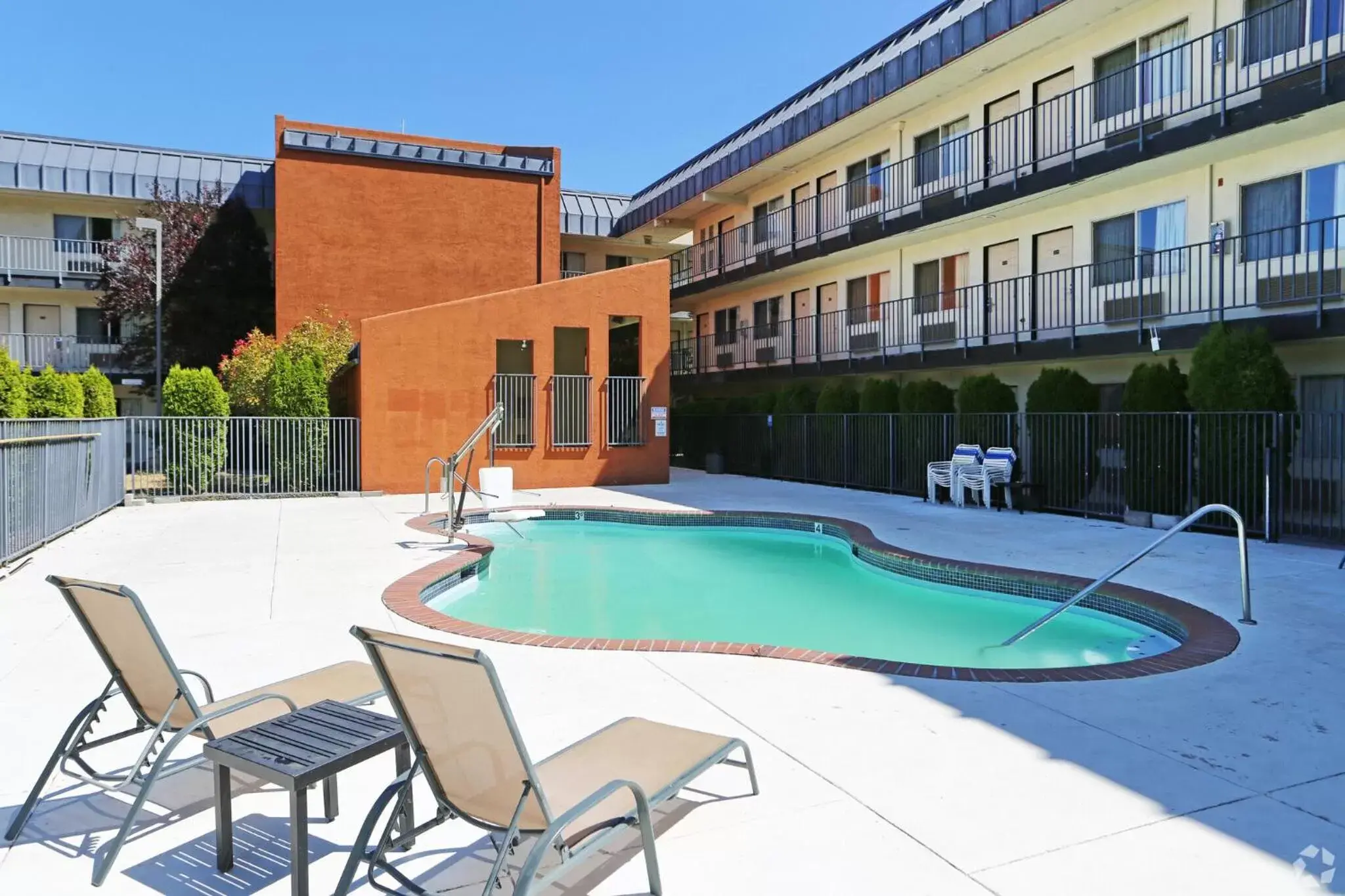 Swimming pool in Olympic Inn & Suites Port Angeles