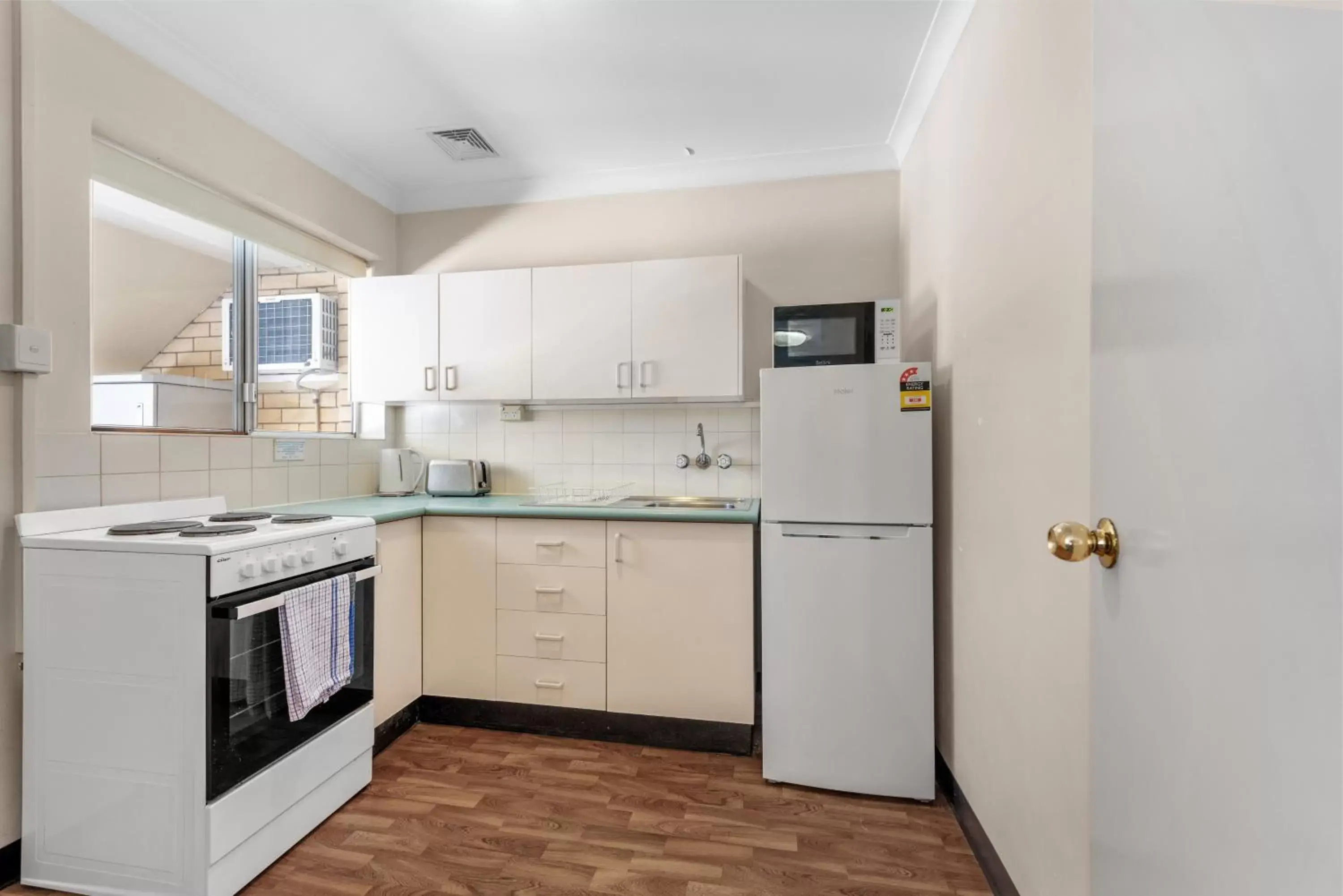 Kitchen or kitchenette, Kitchen/Kitchenette in Paramount Motel