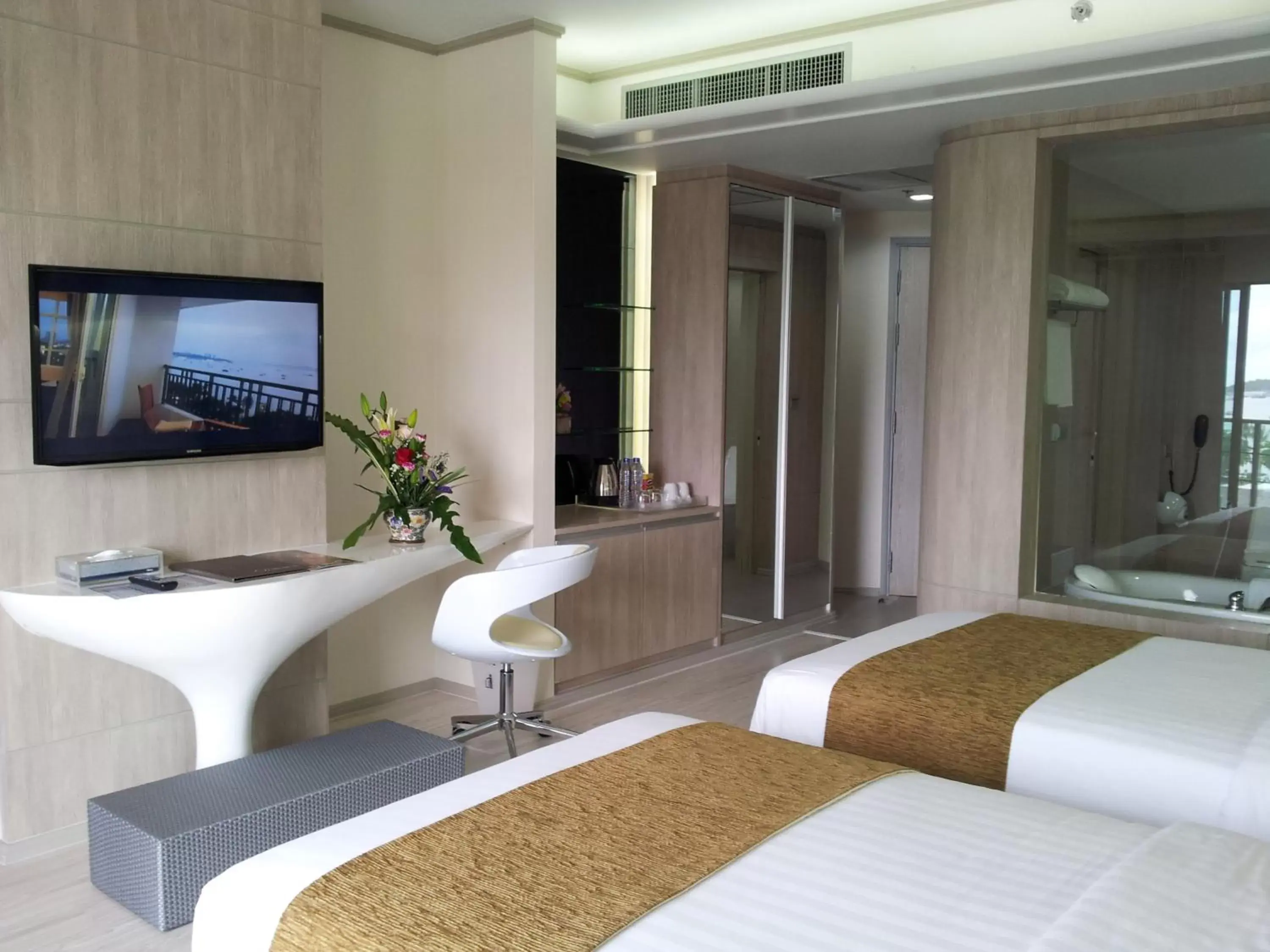 Photo of the whole room, TV/Entertainment Center in Pattaya Discovery Beach Hotel - SHA Extra Plus