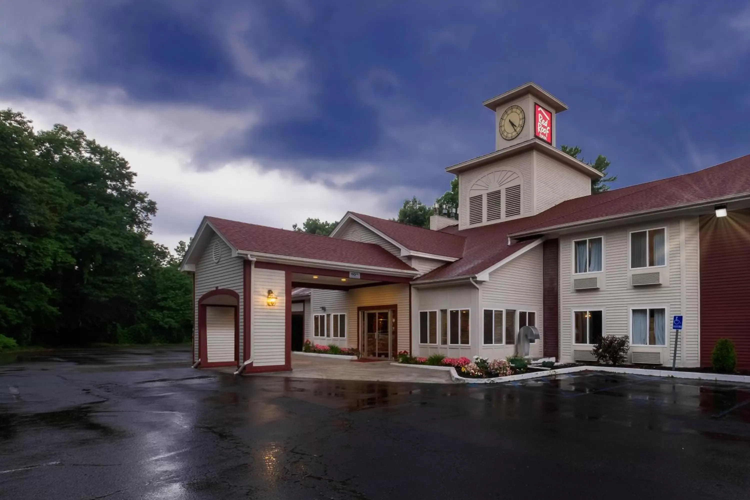 Property Building in Red Roof Inn Clifton Park