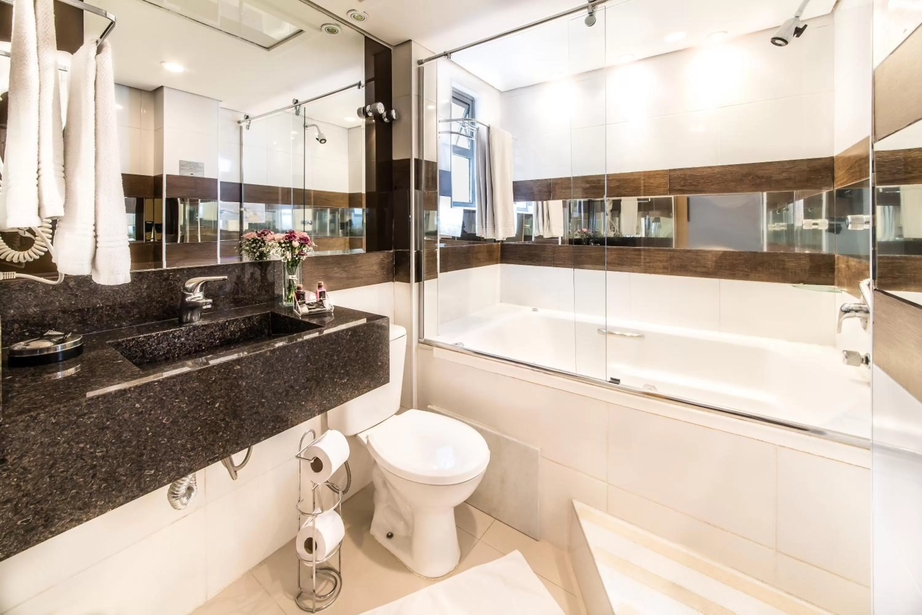 Hot Tub in Summit Hotel Monaco