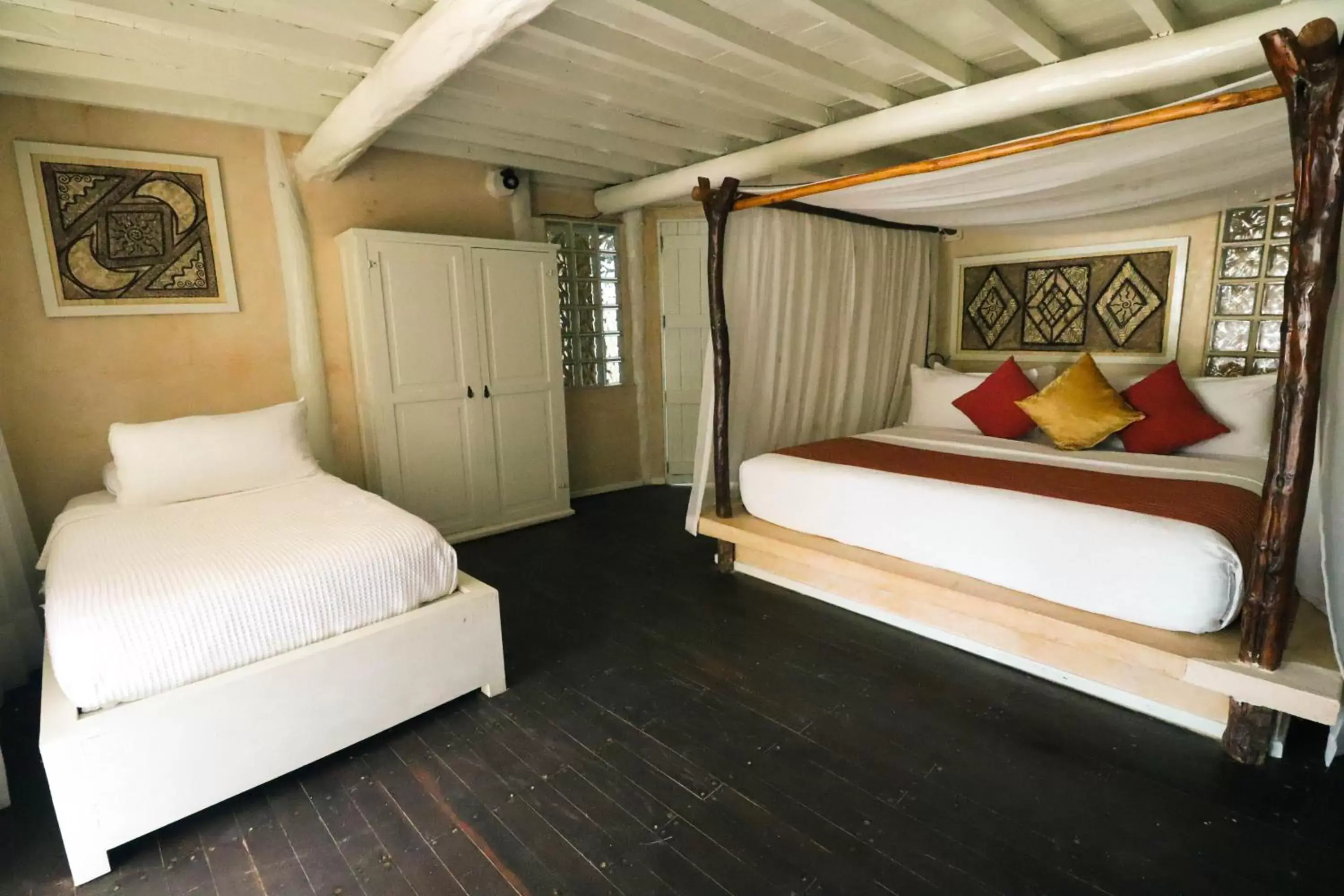 Photo of the whole room, Bed in Villa Las Estrellas Tulum - located at the party zone