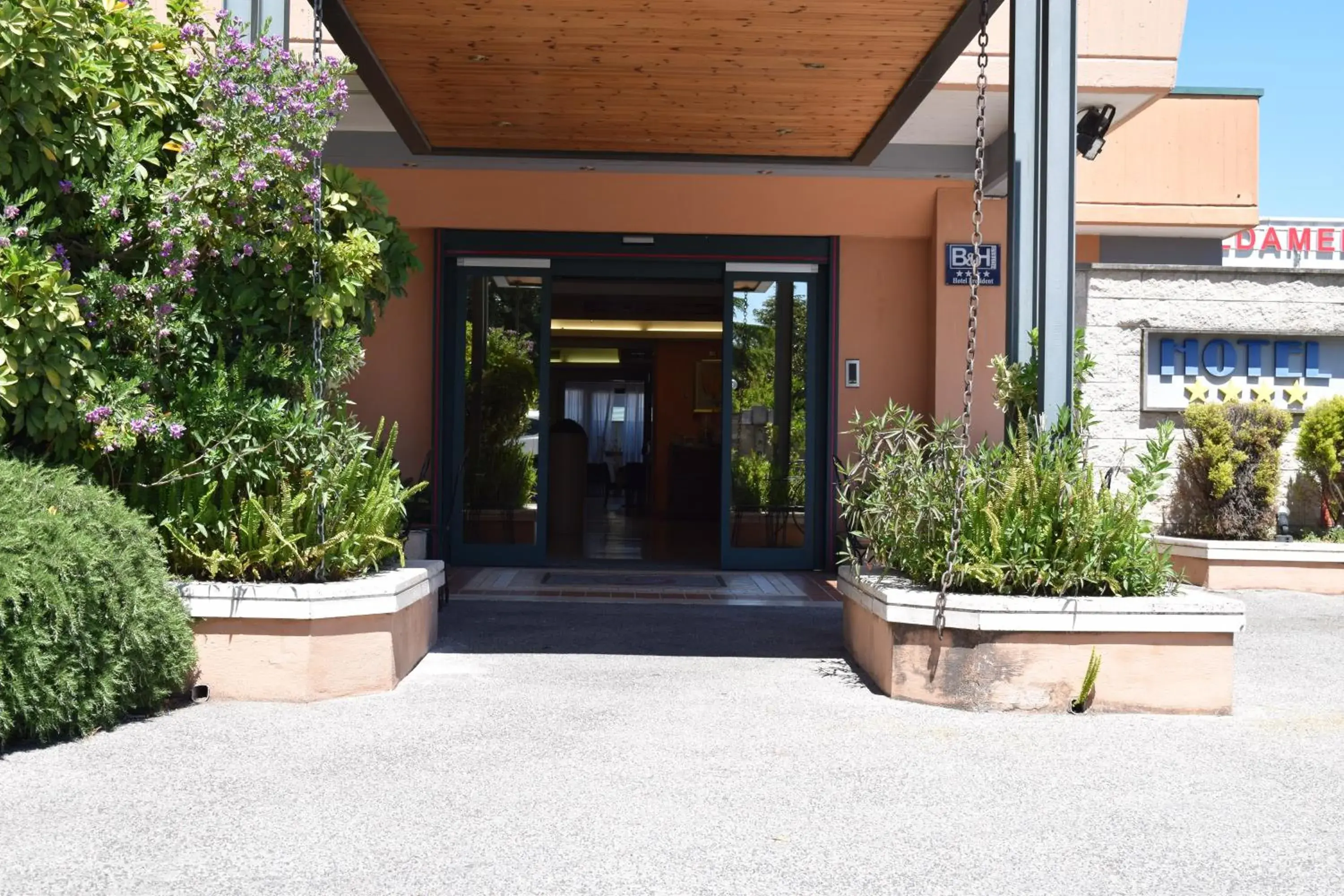 Facade/entrance in Hotel President Pomezia Facade/entrance in Hotel President Pomezia