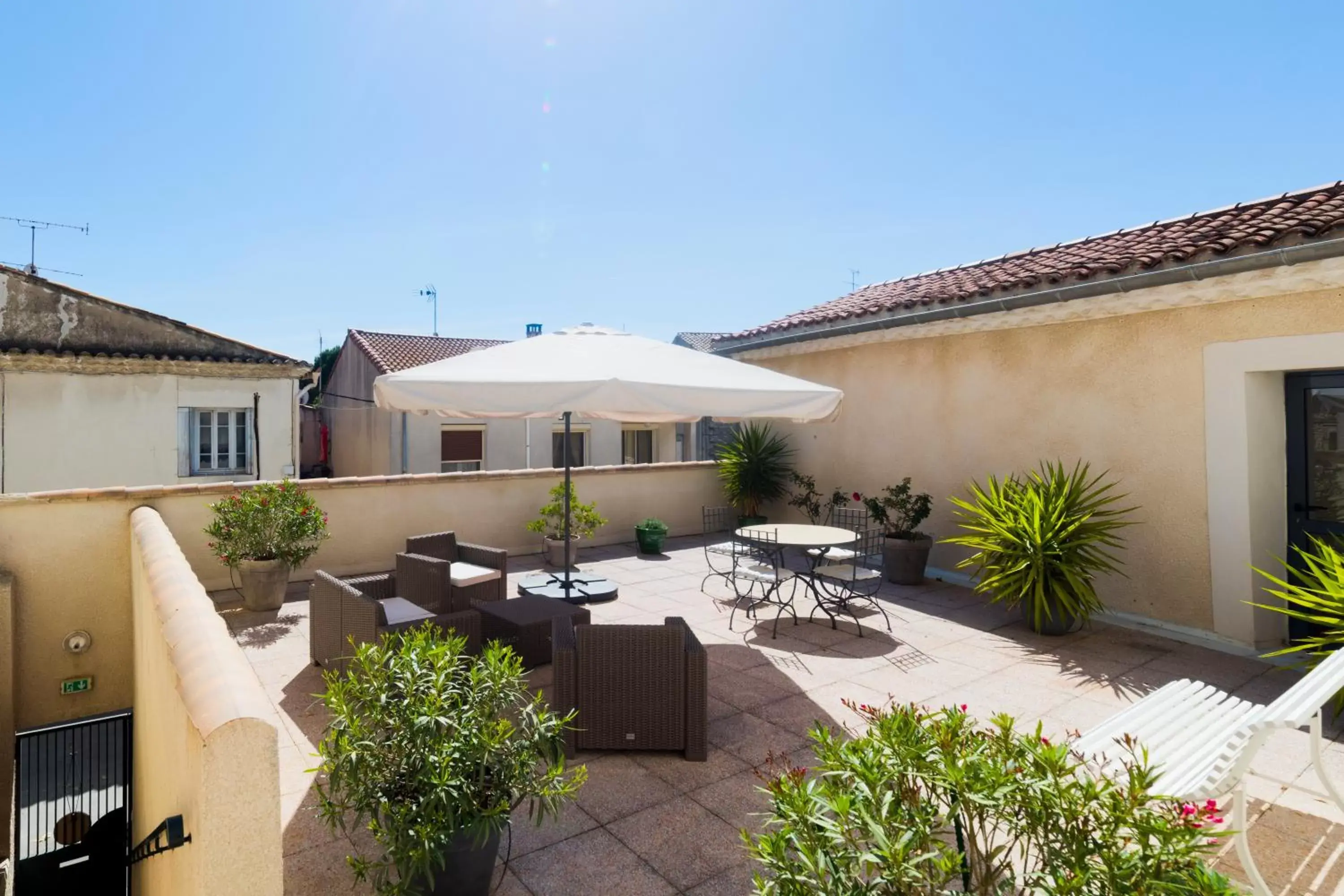 Patio, Property Building in Logis Le Cours
