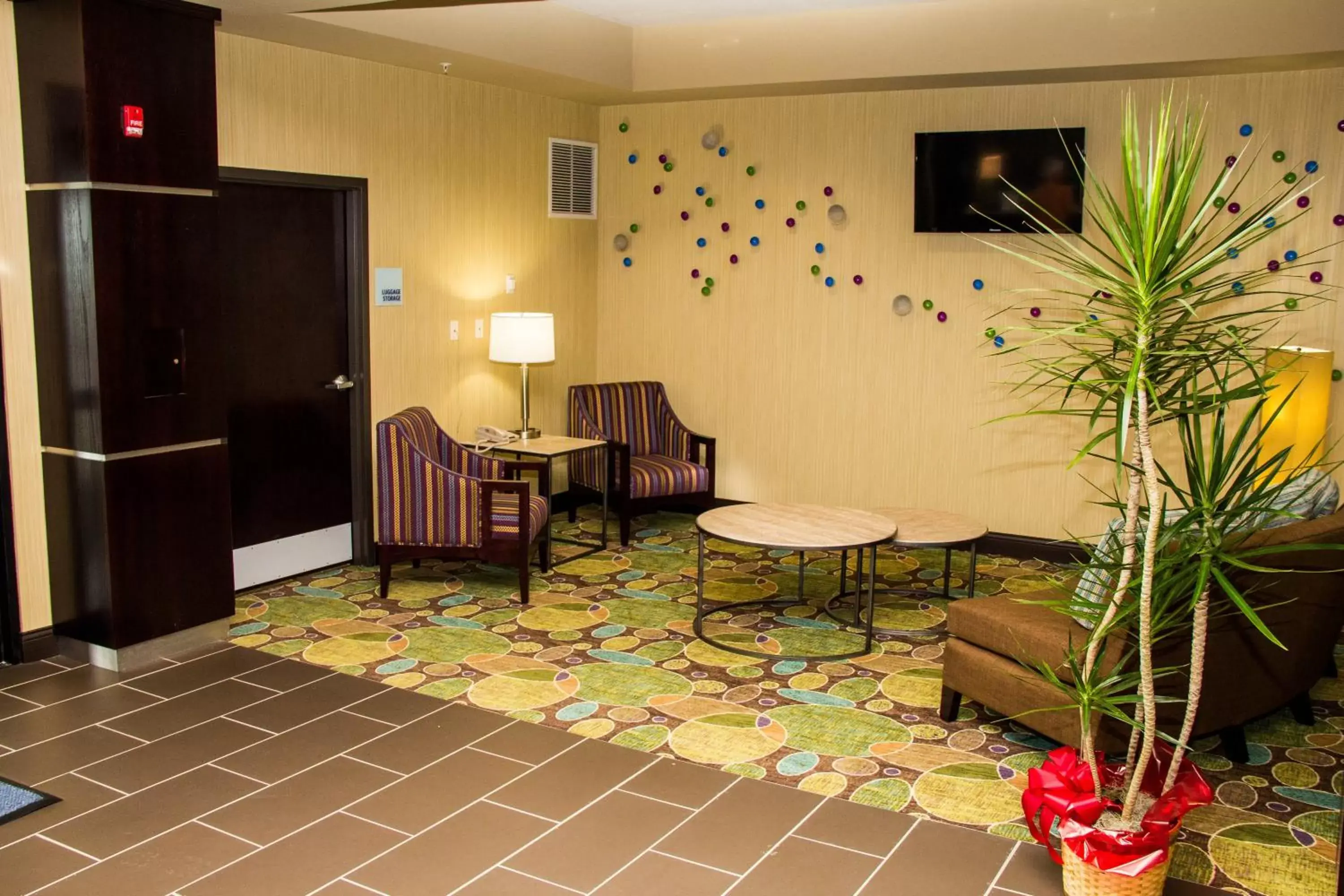 Property building, Seating Area in Holiday Inn Express and Suites Sikeston, an IHG Hotel