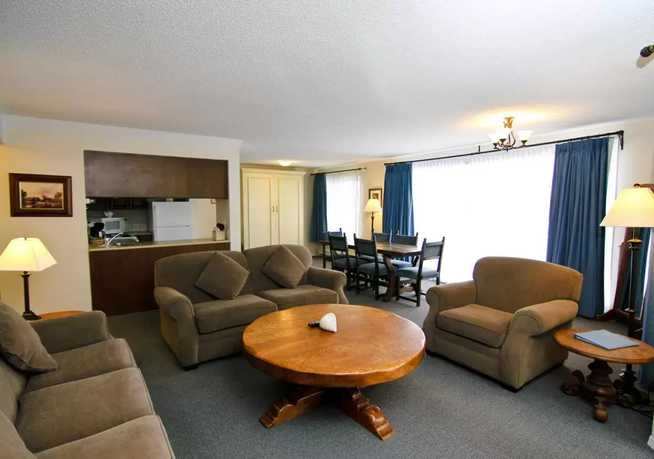 Living room, Seating Area in Heron's Landing Hotel