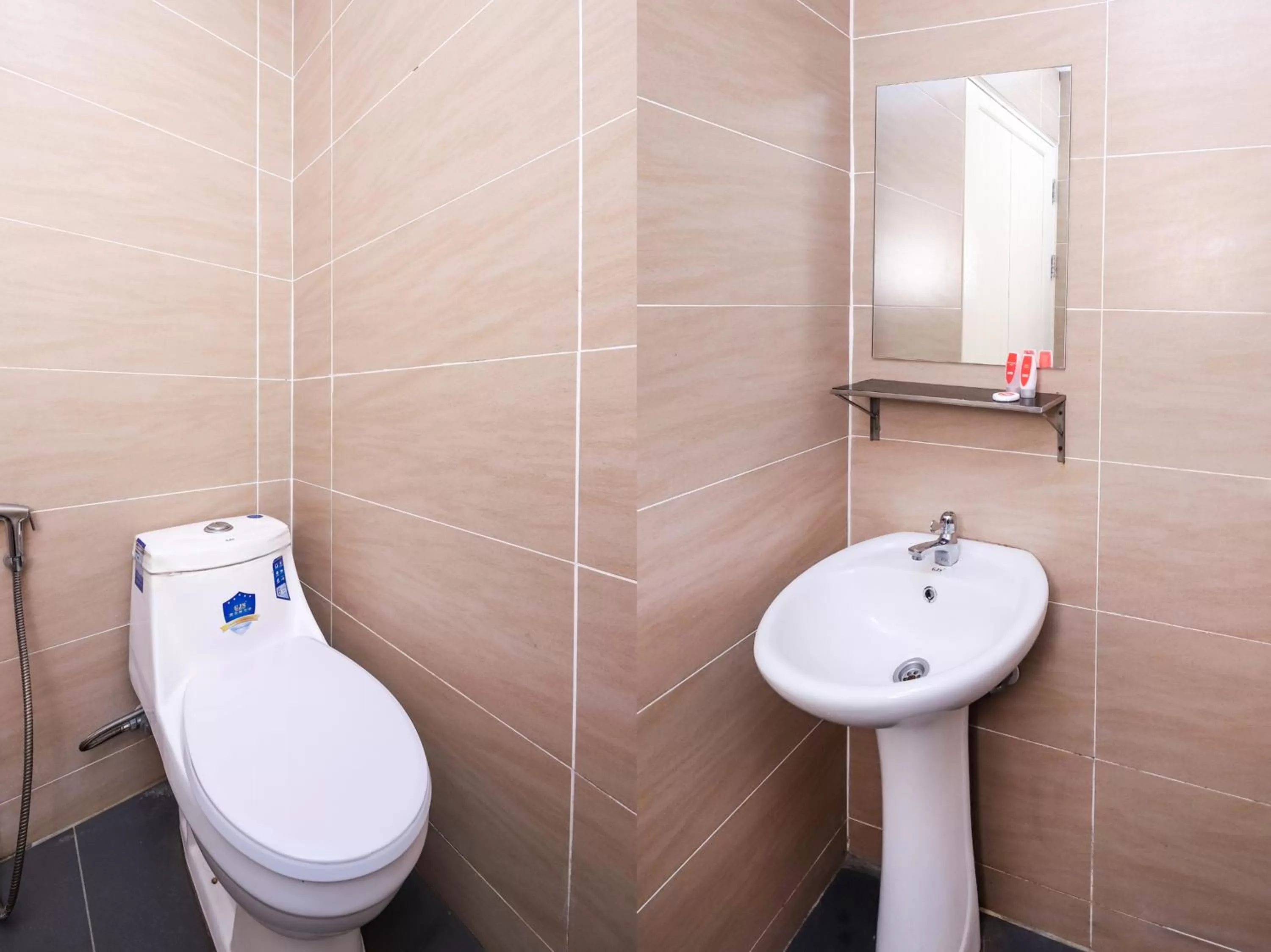 Bathroom in OYO 836 Mandurah Room & Cafe