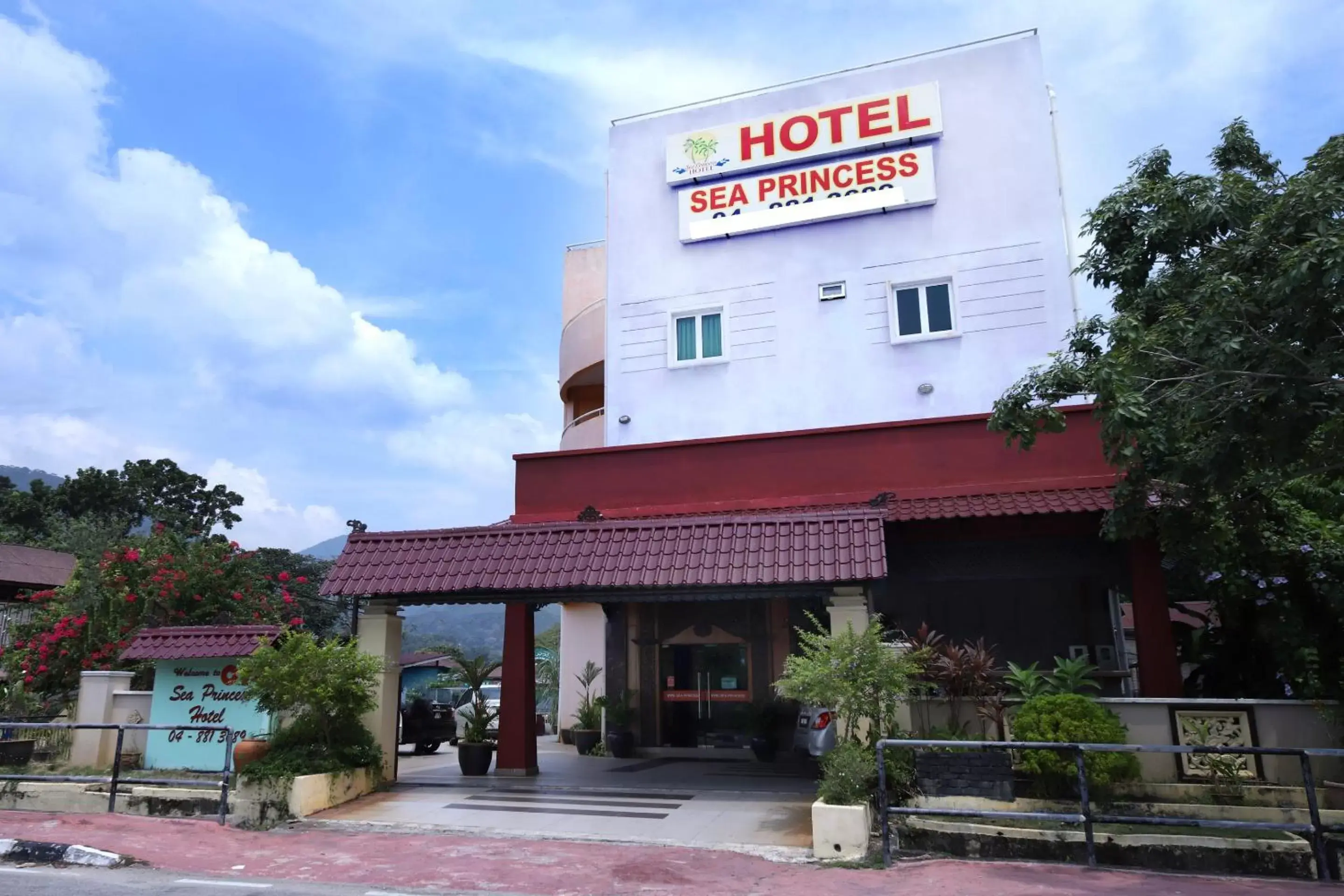 Facade/entrance, Property Building in OYO 528 Andaman Sea Hotel