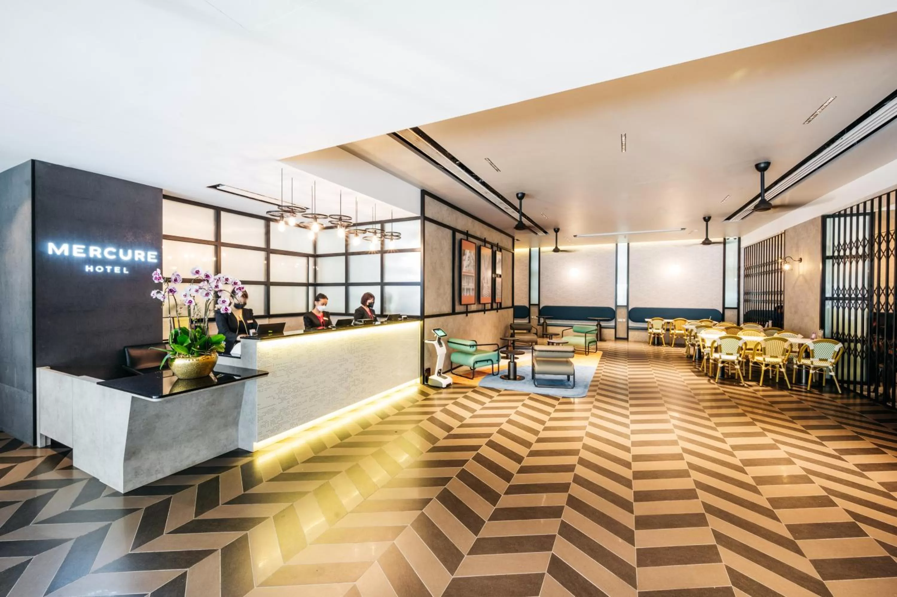 Lobby or reception in Mercure Singapore Tyrwhitt