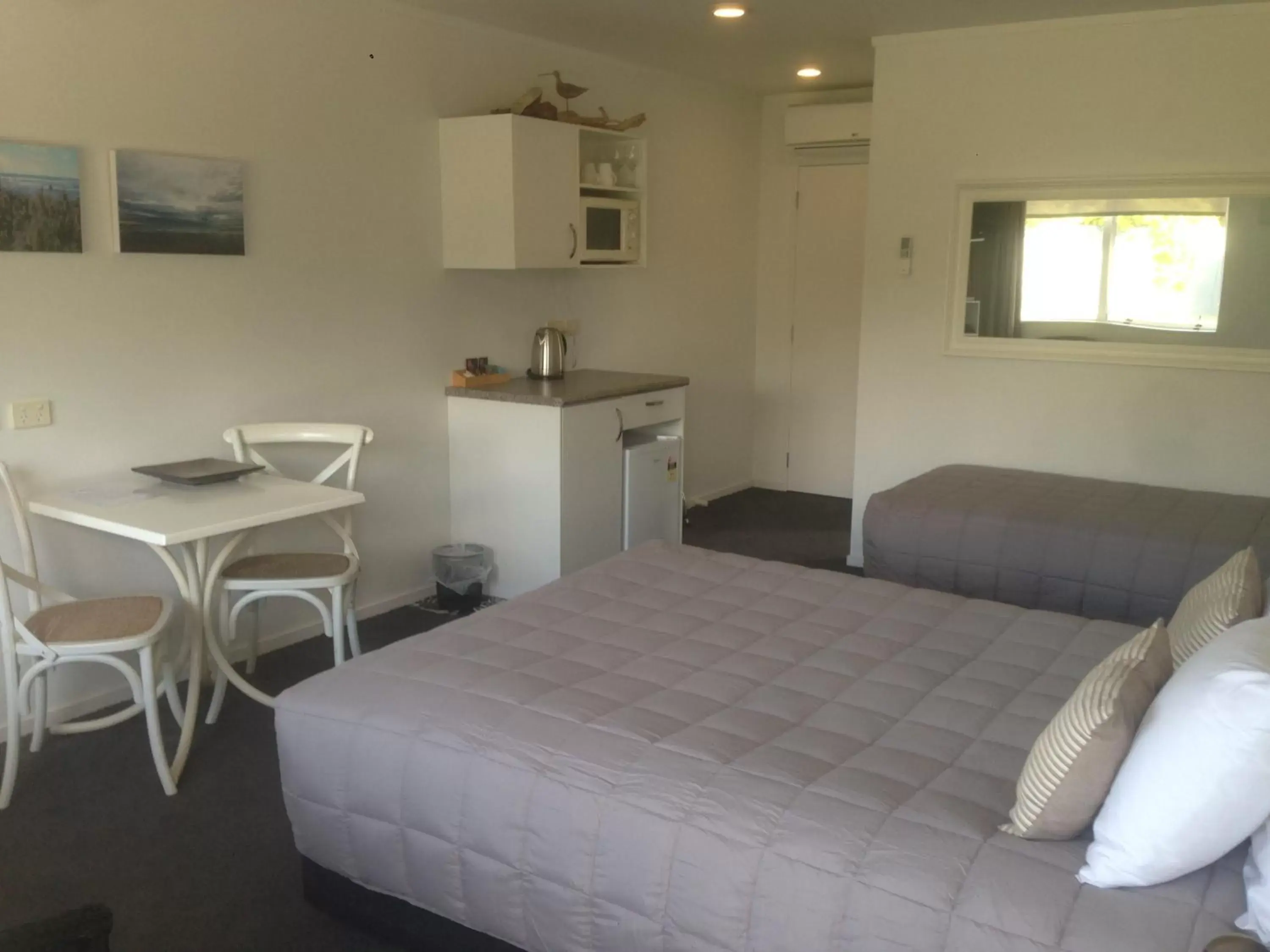 Dining area, Kitchen/Kitchenette in Motel Oasis