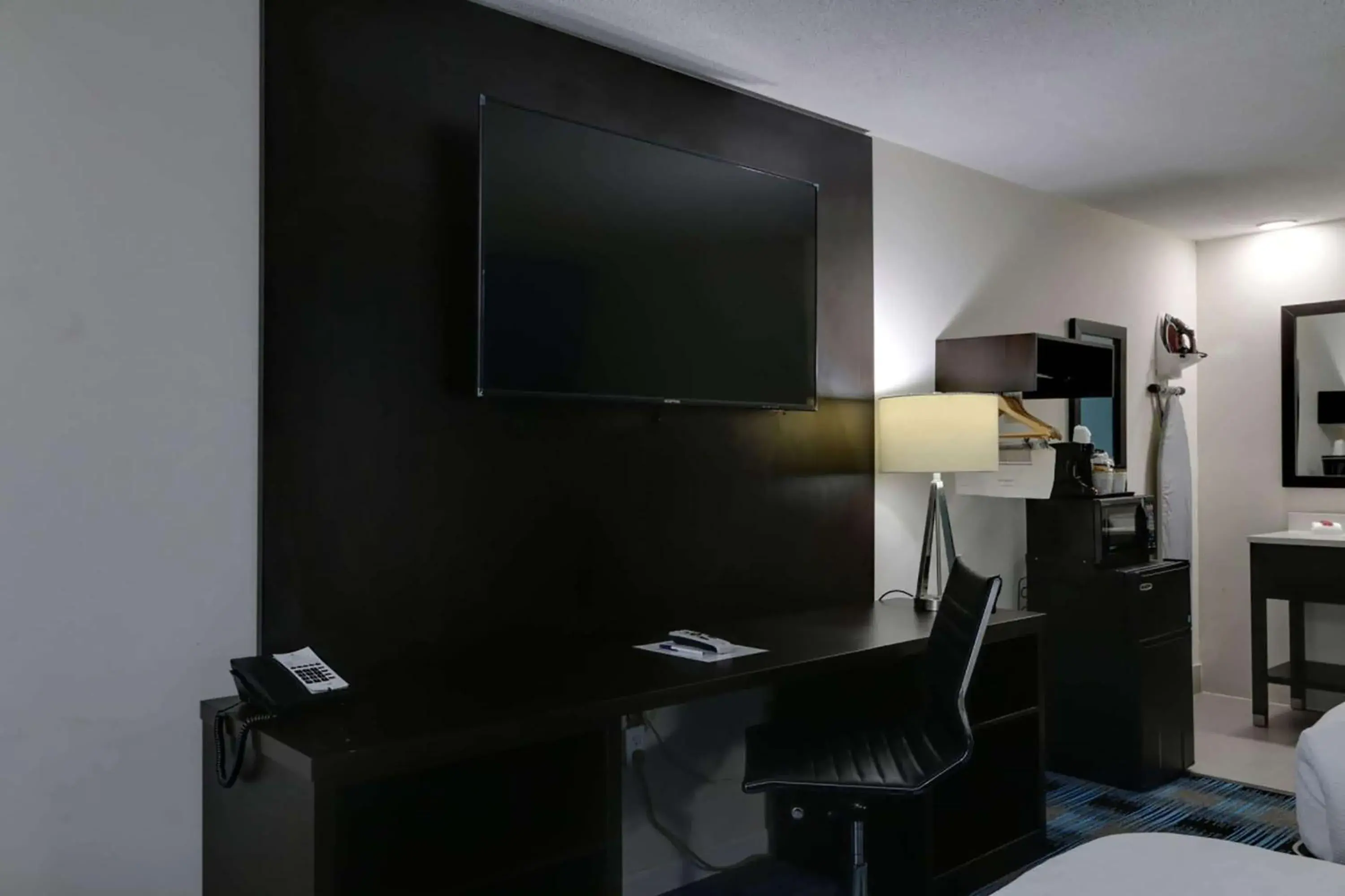 Photo of the whole room, TV/Entertainment Center in Travelodge by Wyndham Calhoun South I-75