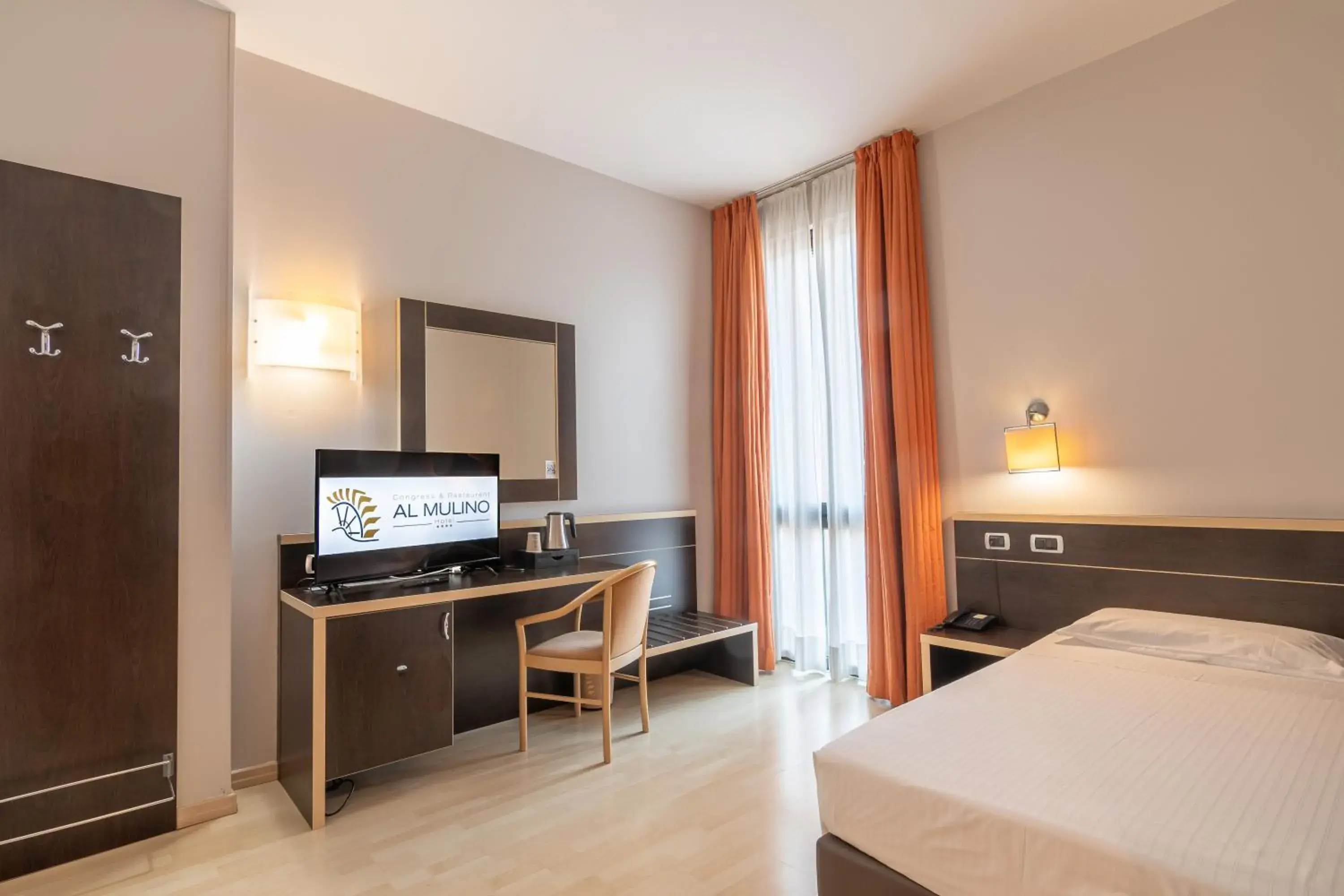 Bed, TV/Entertainment Center in Hotel Ristorante Al Mulino