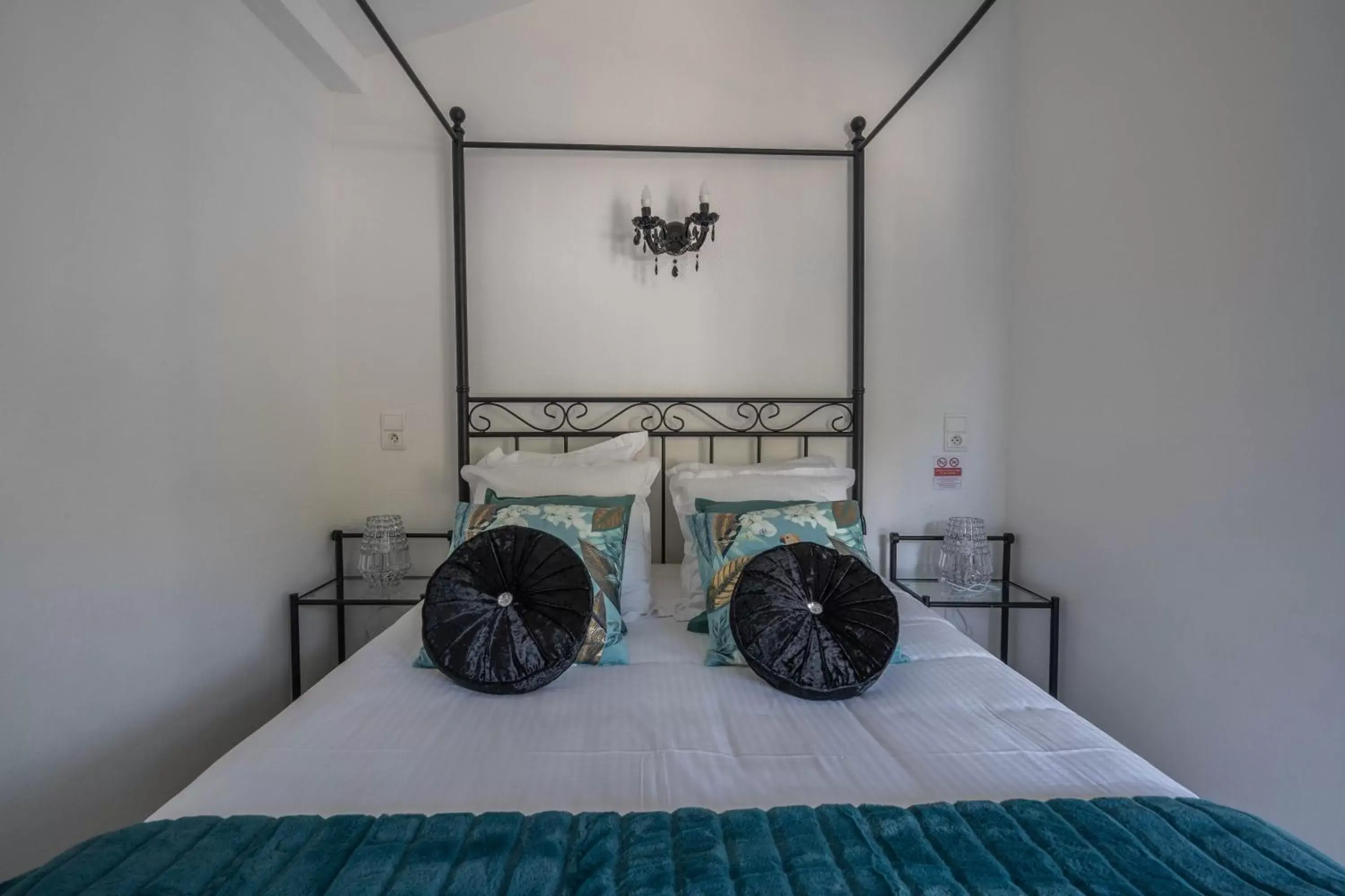 Bed in Hôtel Le Méditerranée