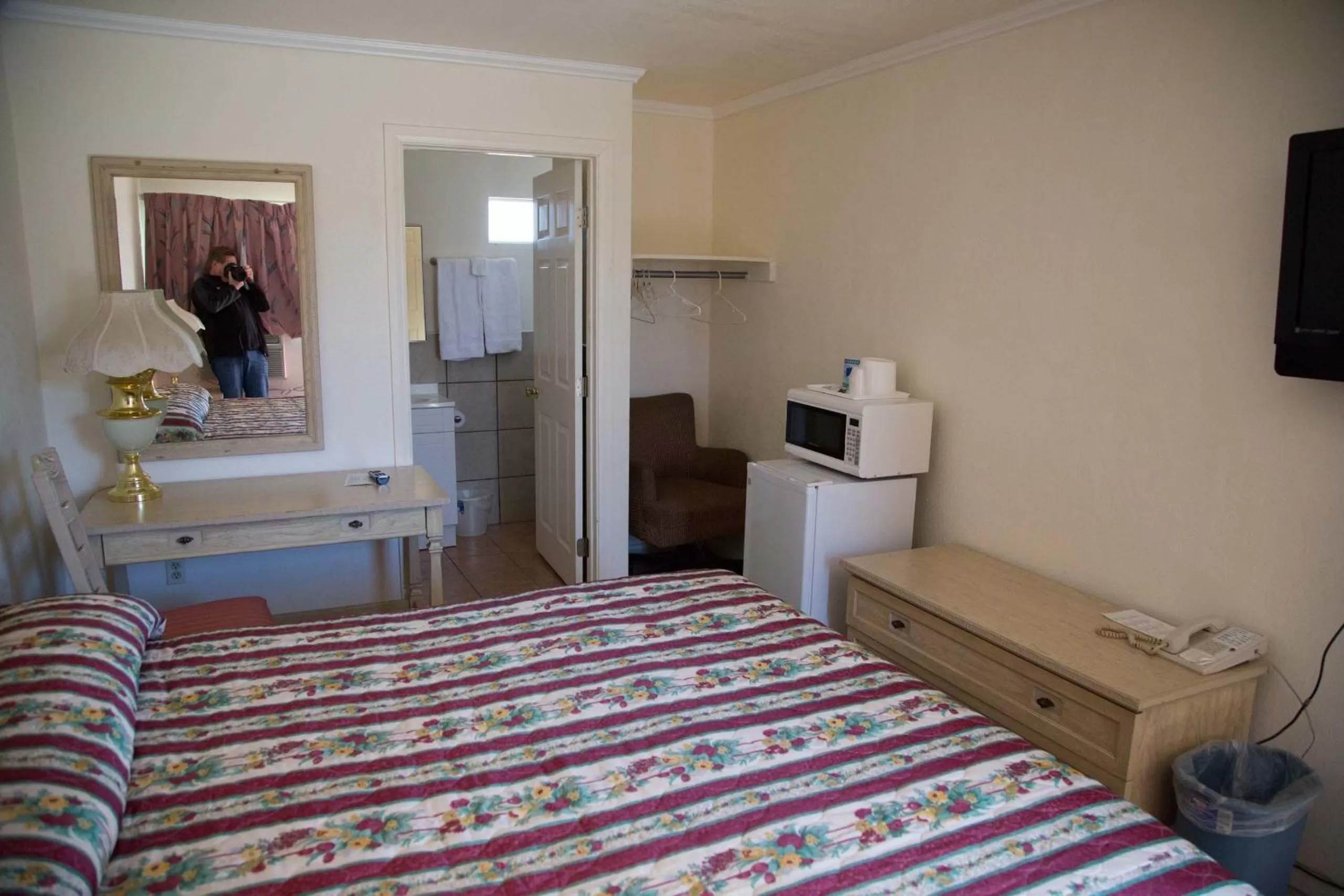 Bedroom, Bed in Boron Motel