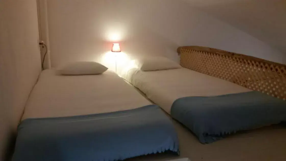 Bed in PuraVida Divehouse