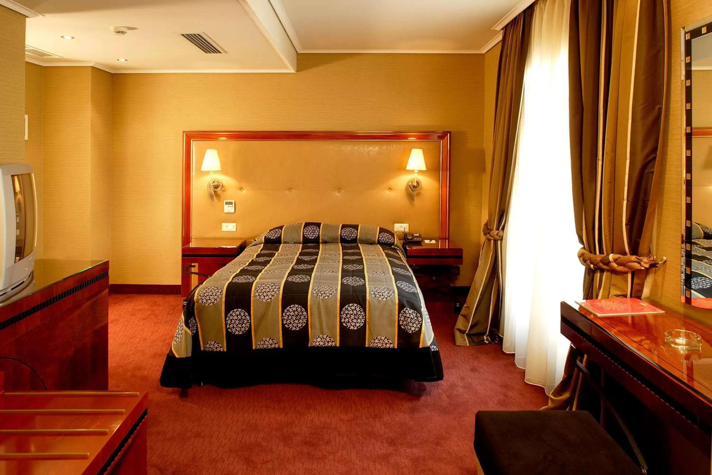 Photo of the whole room, Bed in Piraeus Theoxenia Hotel